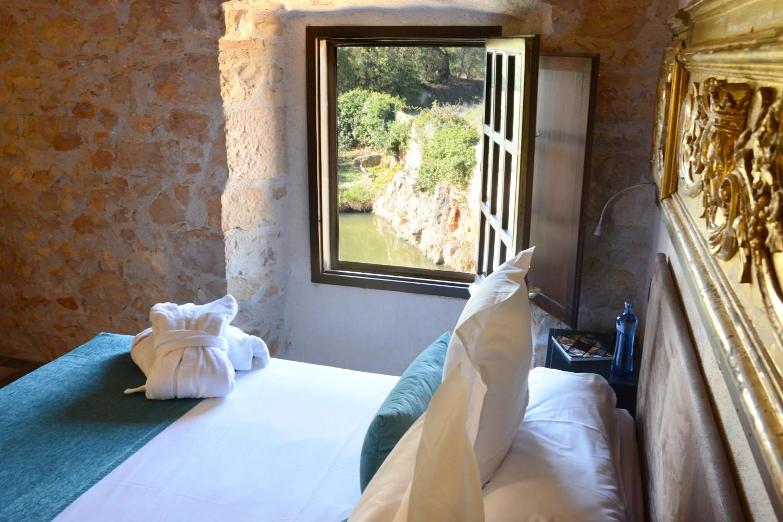 Bedroom, Bed in Hotel Molí de l'Escala