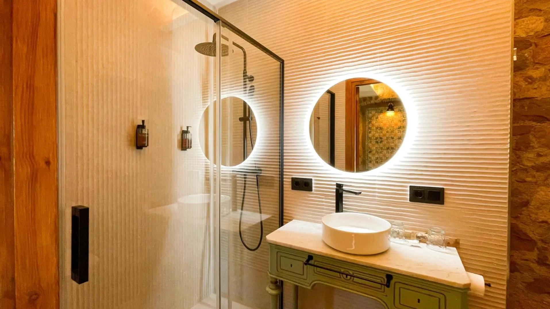 Shower in Hotel Molí de l'Escala