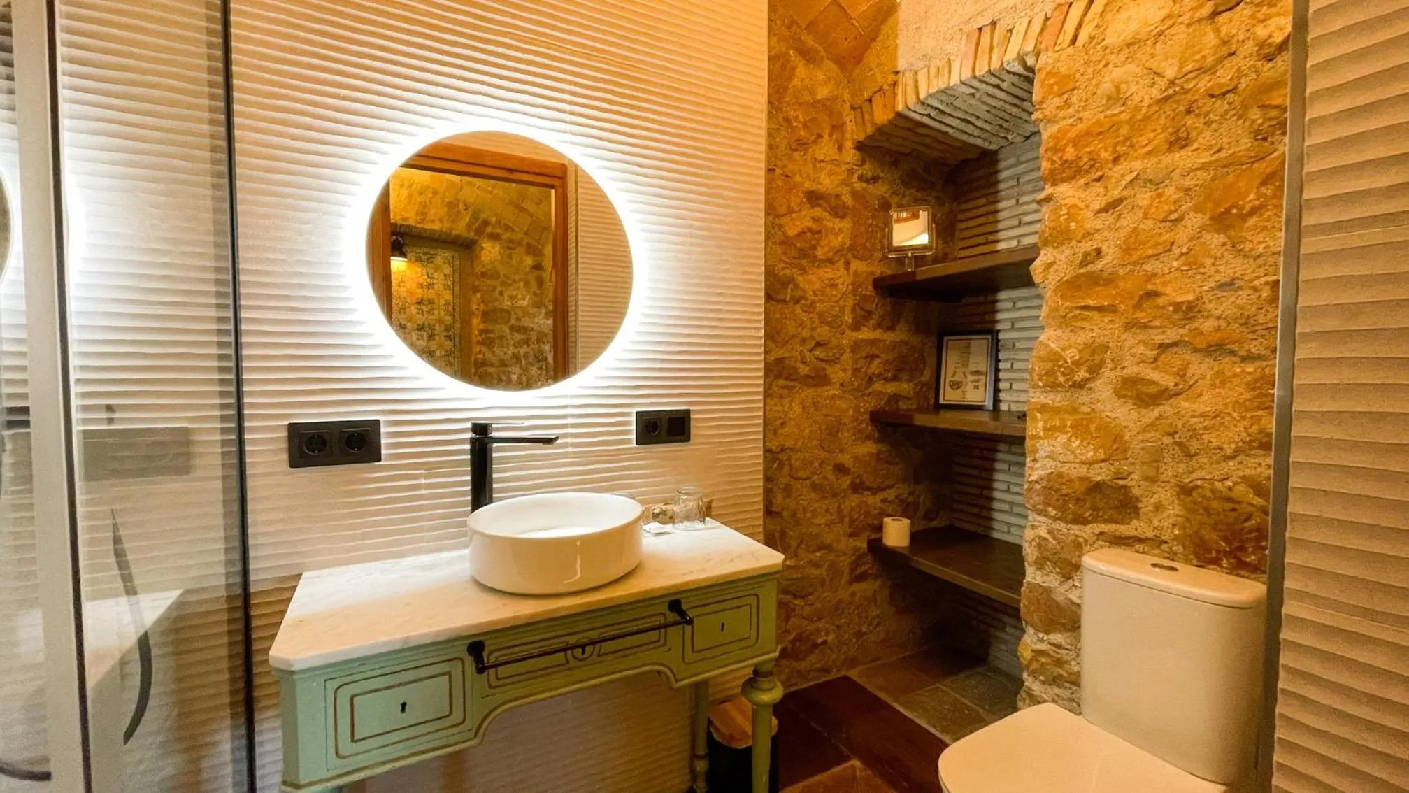 Shower in Hotel Molí de l'Escala