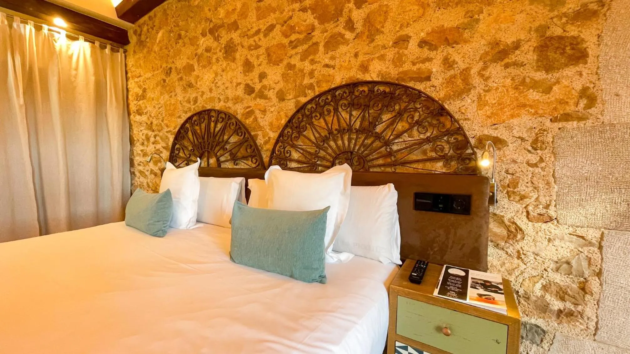 Photo of the whole room, Bed in Hotel Molí de l'Escala
