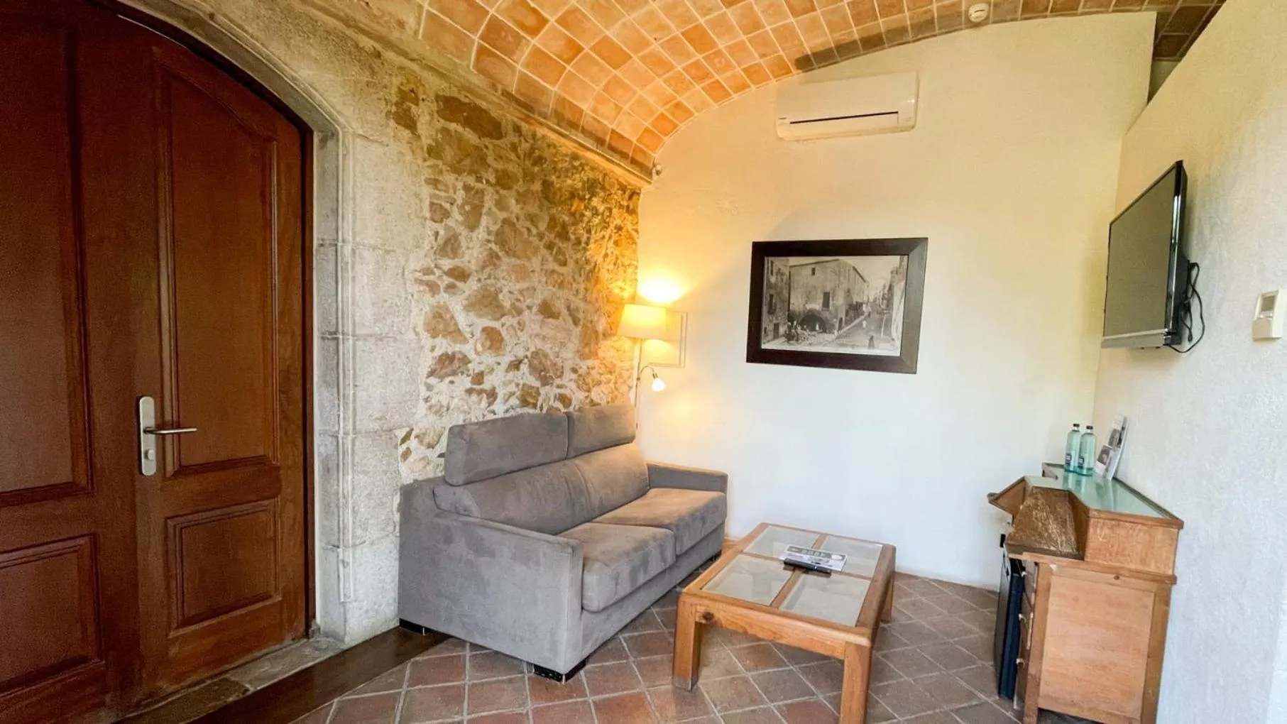 Photo of the whole room in Hotel Molí de l'Escala