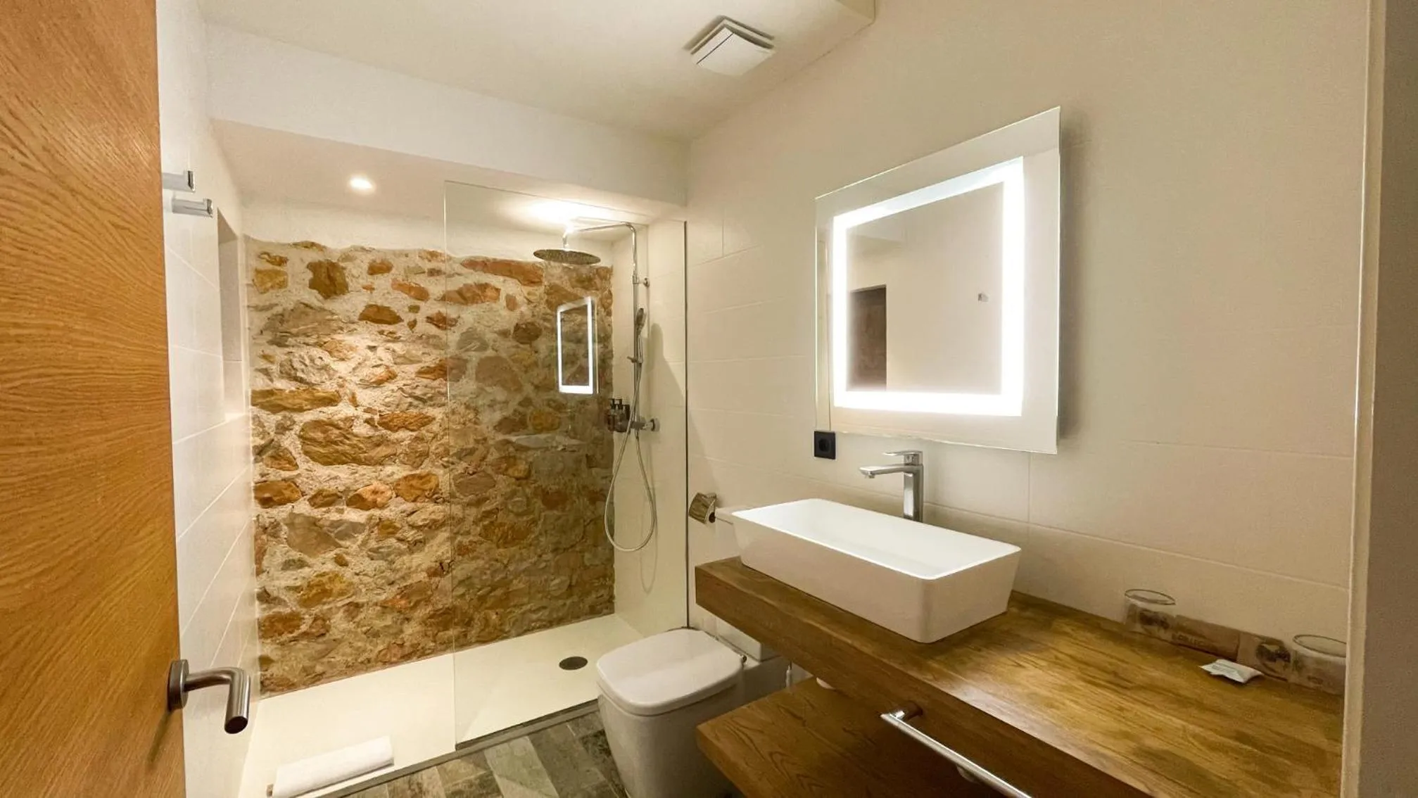 Shower in Hotel Molí de l'Escala