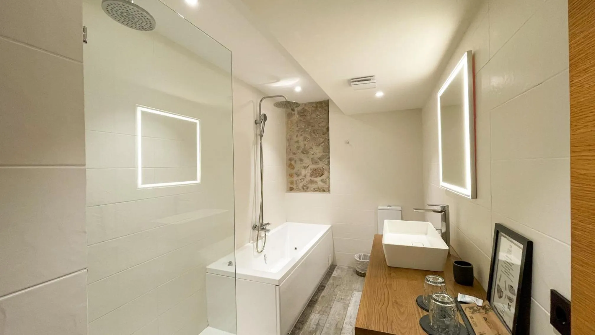 Shower in Hotel Molí de l'Escala