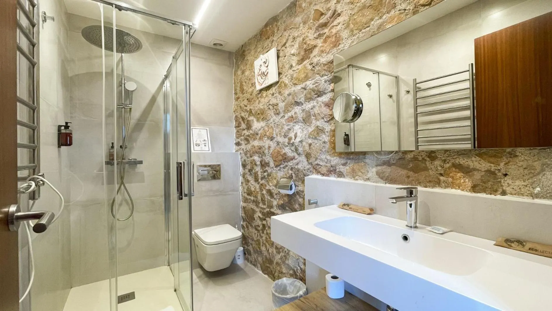 Shower in Hotel Molí de l'Escala