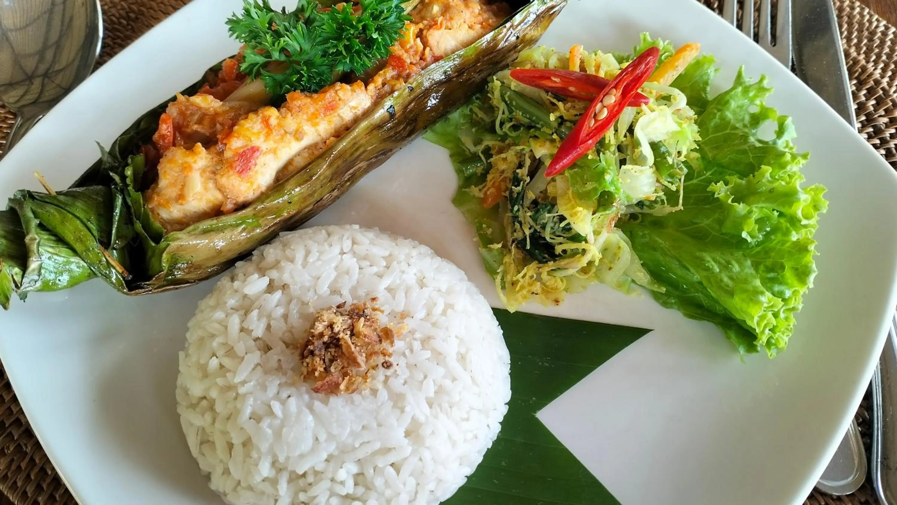 Restaurant/places to eat in Naya Gawana Resort & Spa