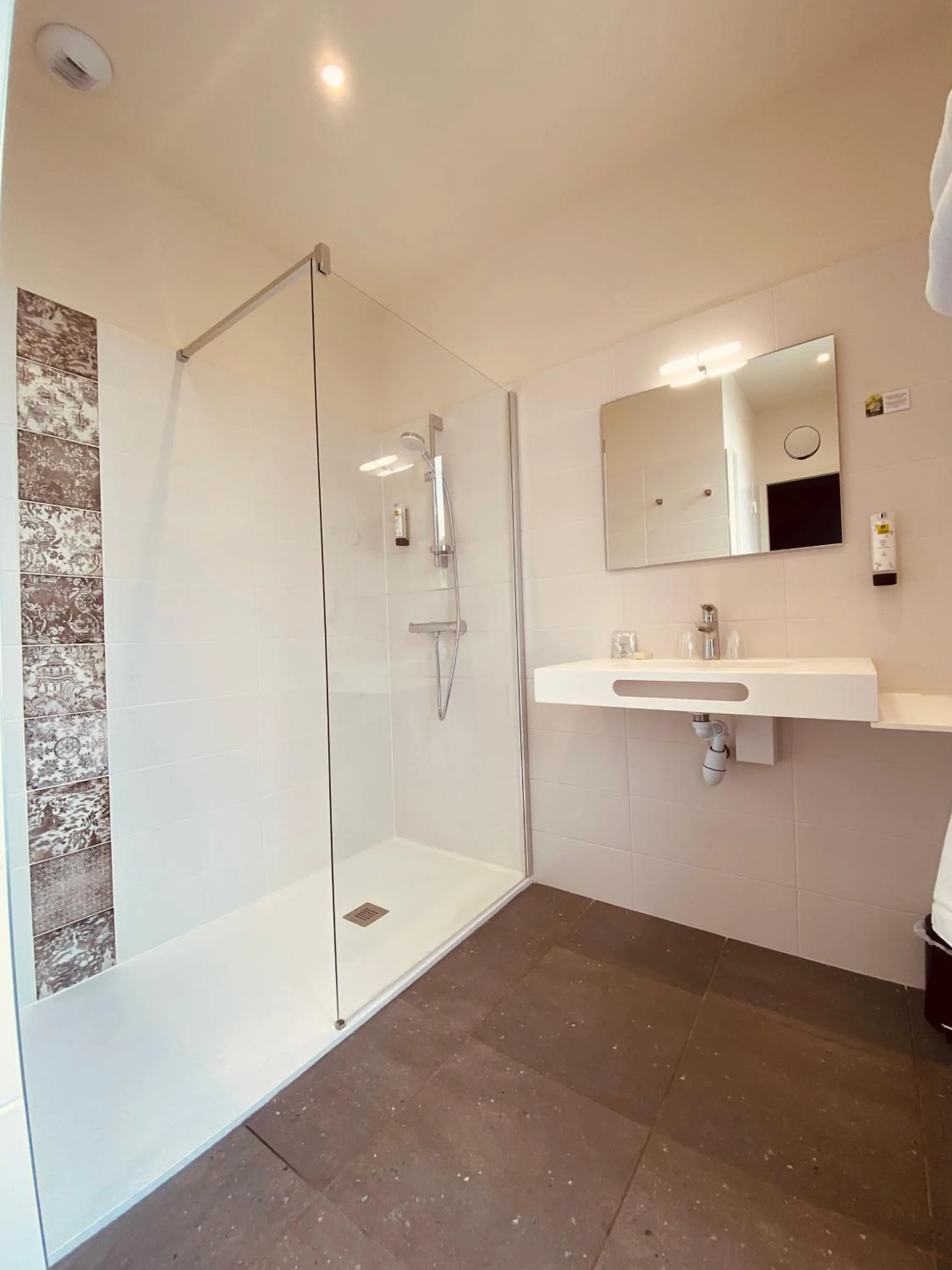 Property building in Hôtel Restaurant Le Relais des Gourmands