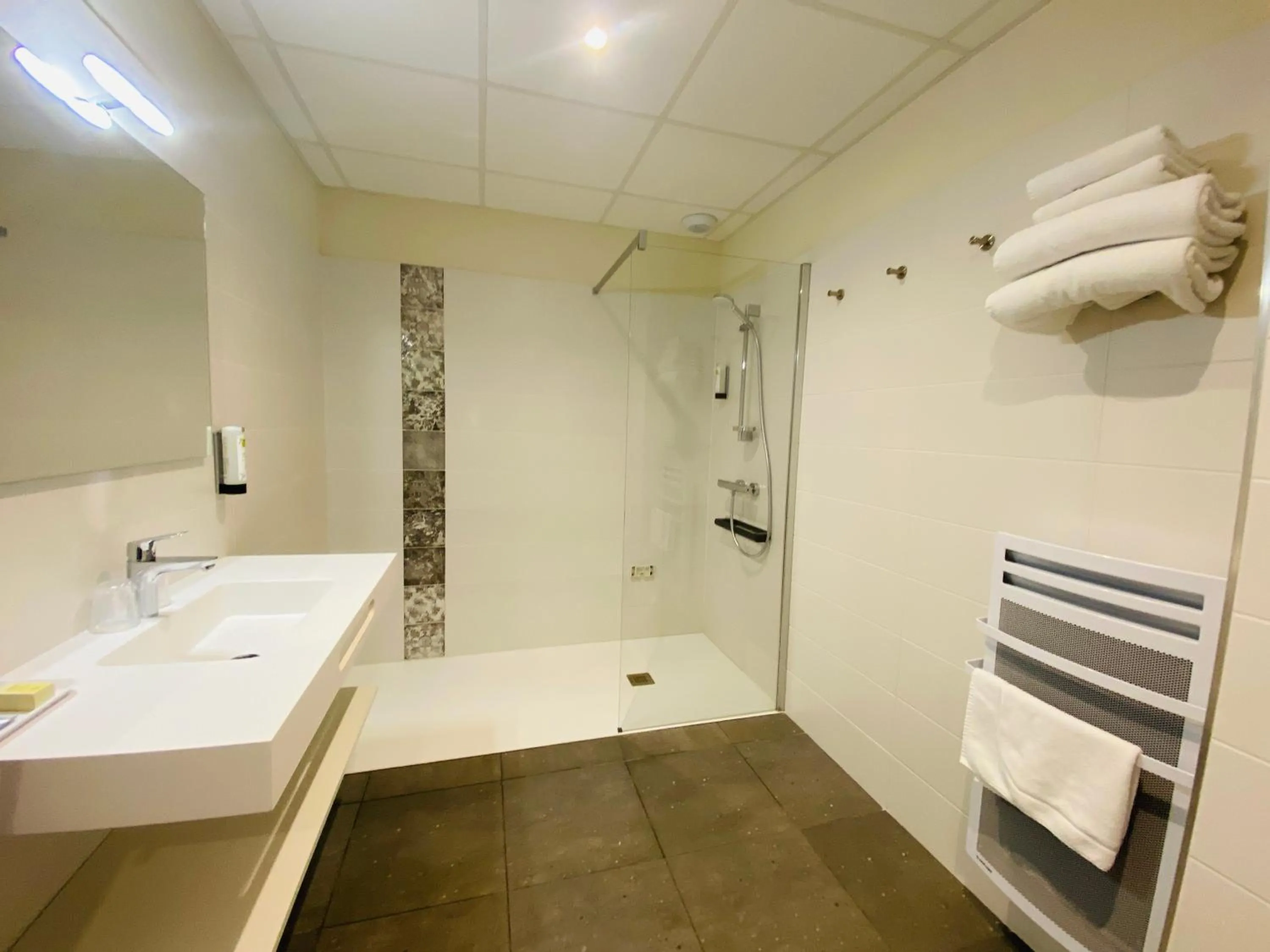 Bathroom in Hôtel Restaurant Le Relais des Gourmands