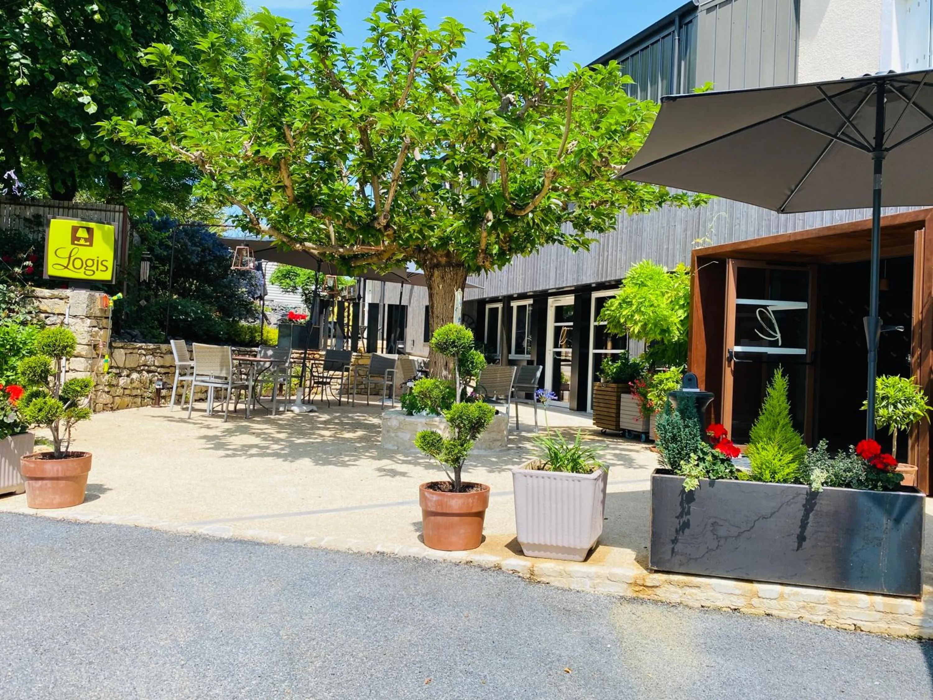 Property building in Hôtel Restaurant Le Relais des Gourmands