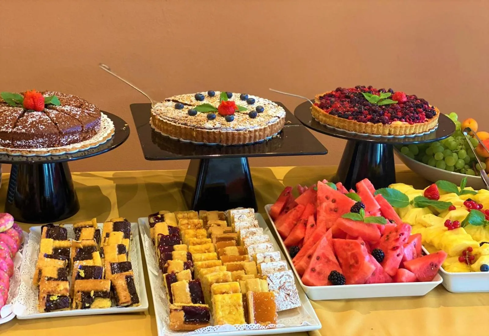 Restaurant/places to eat in Hotel Piccadilly