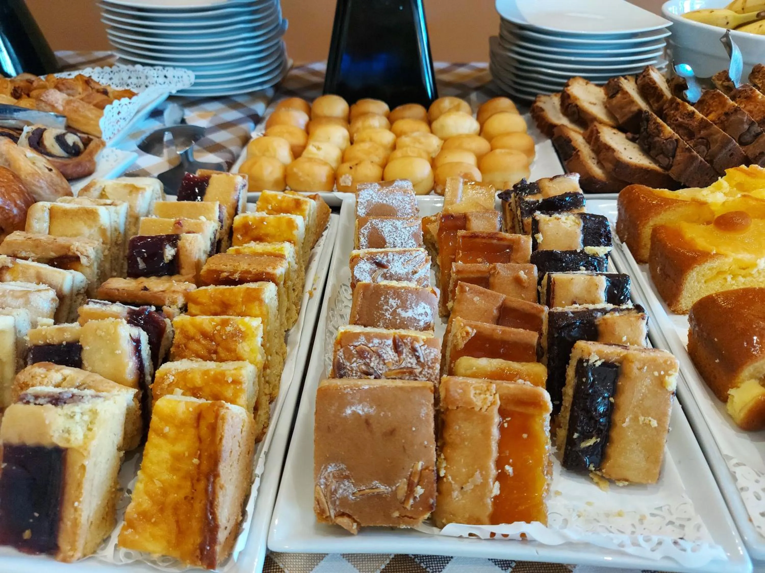 Restaurant/places to eat in Hotel Piccadilly