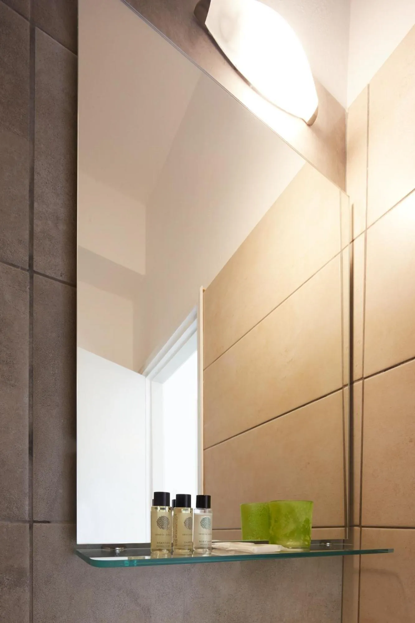 Bathroom in Londos Hotel