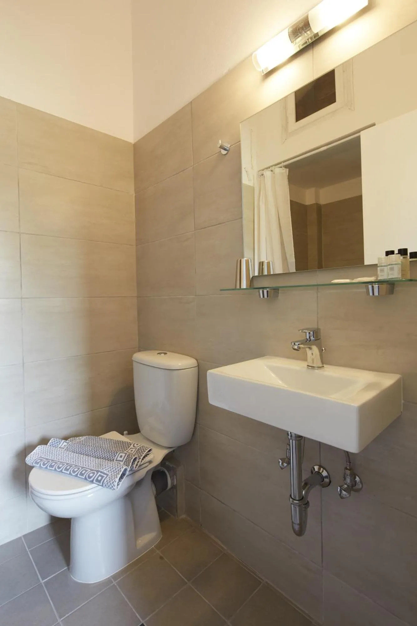 Bathroom in Londos Hotel