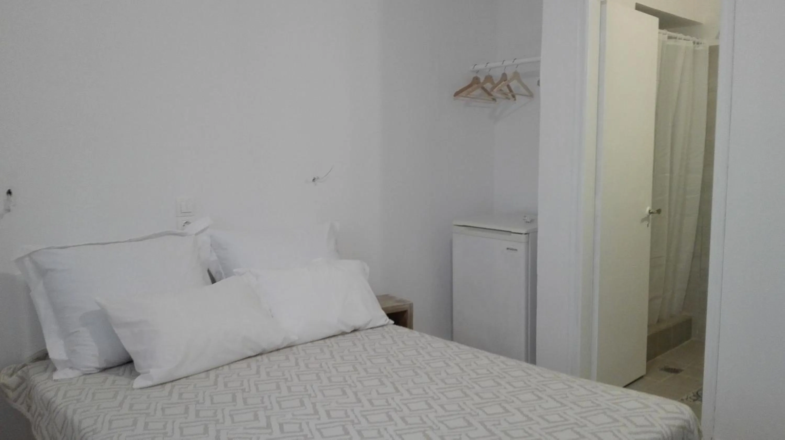 wardrobe, Bed in Londos Hotel