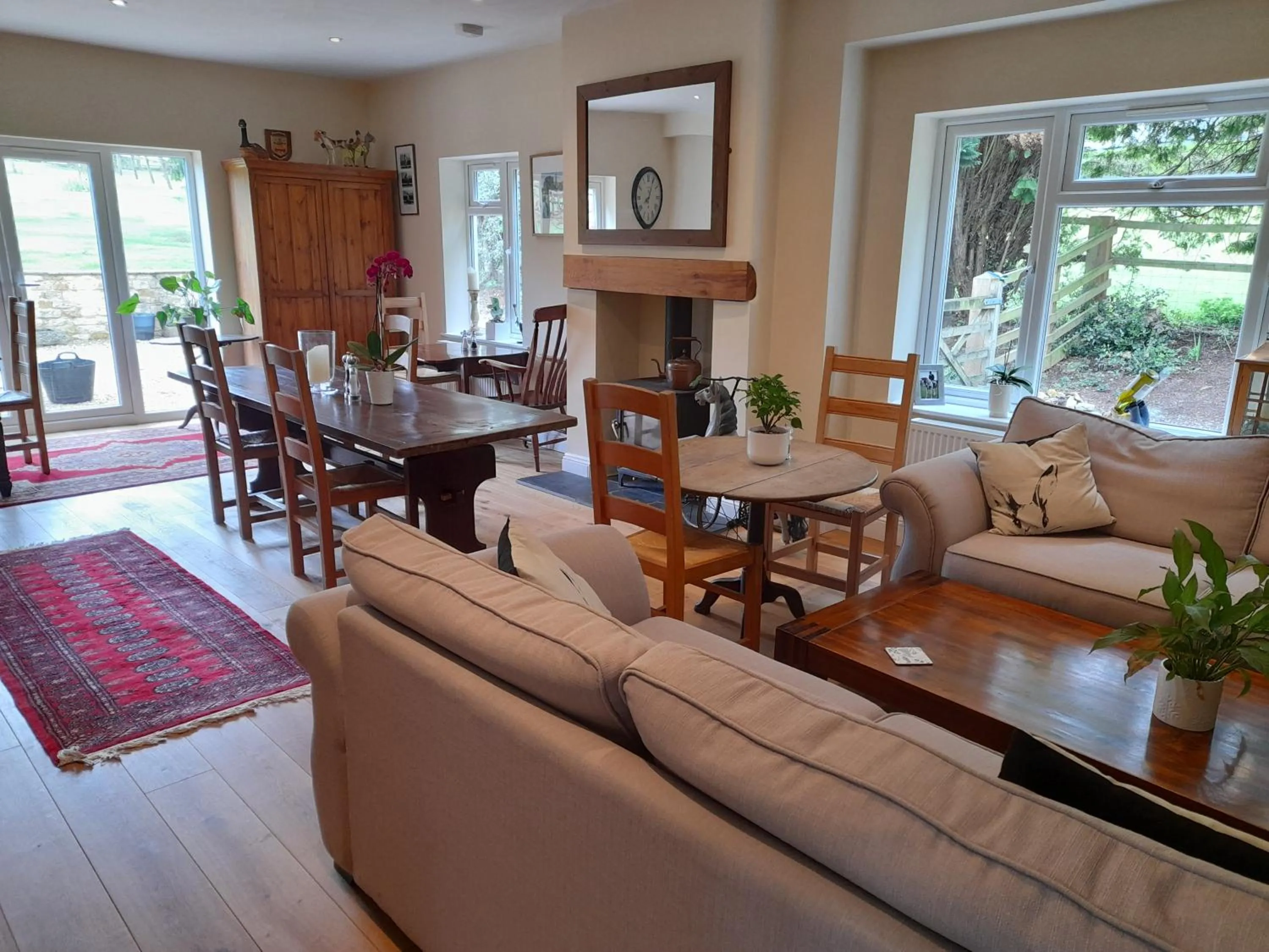 Dining area in Sunny Nest