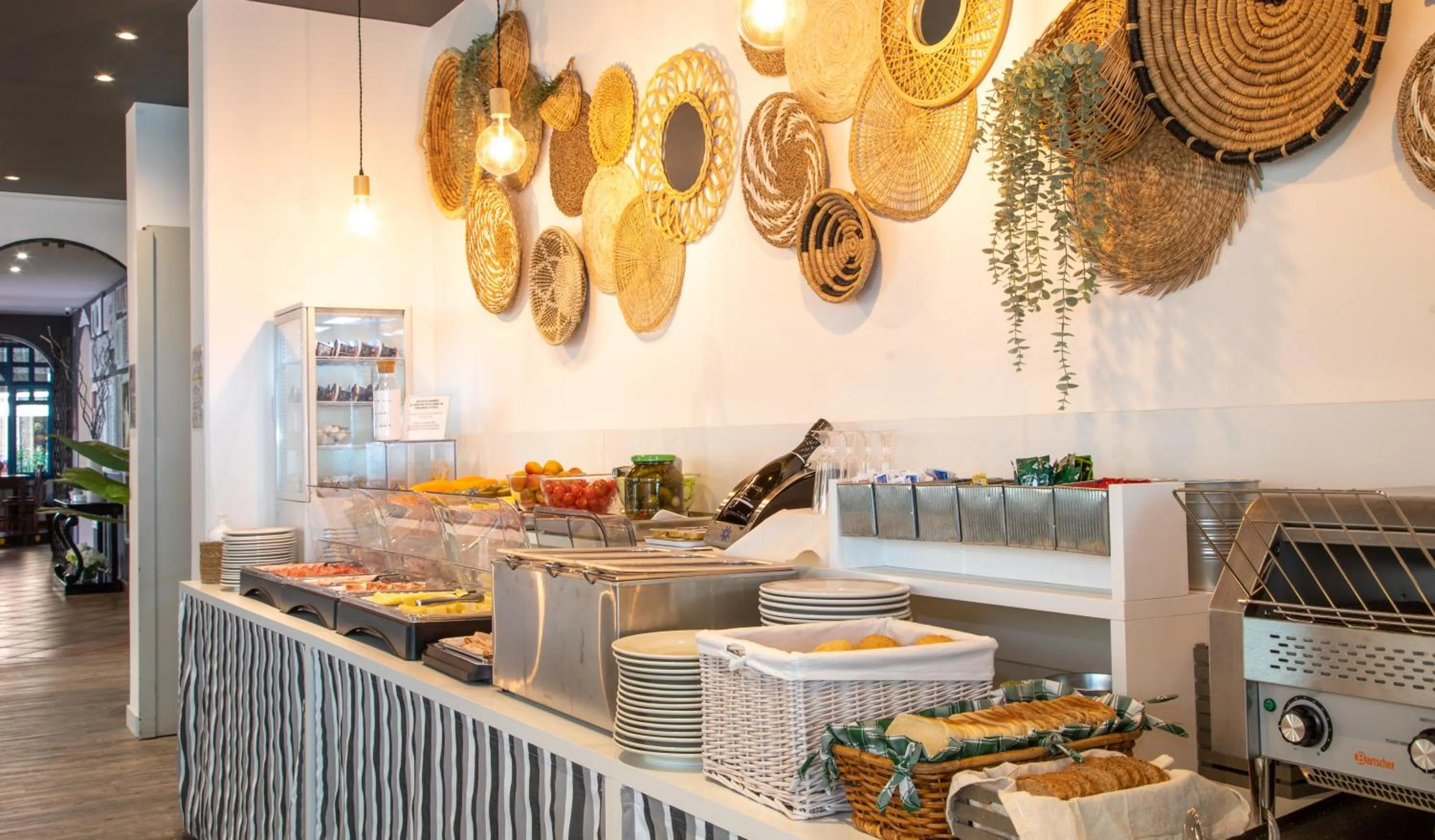 Restaurant/places to eat in Regina Urban Beach Hotel