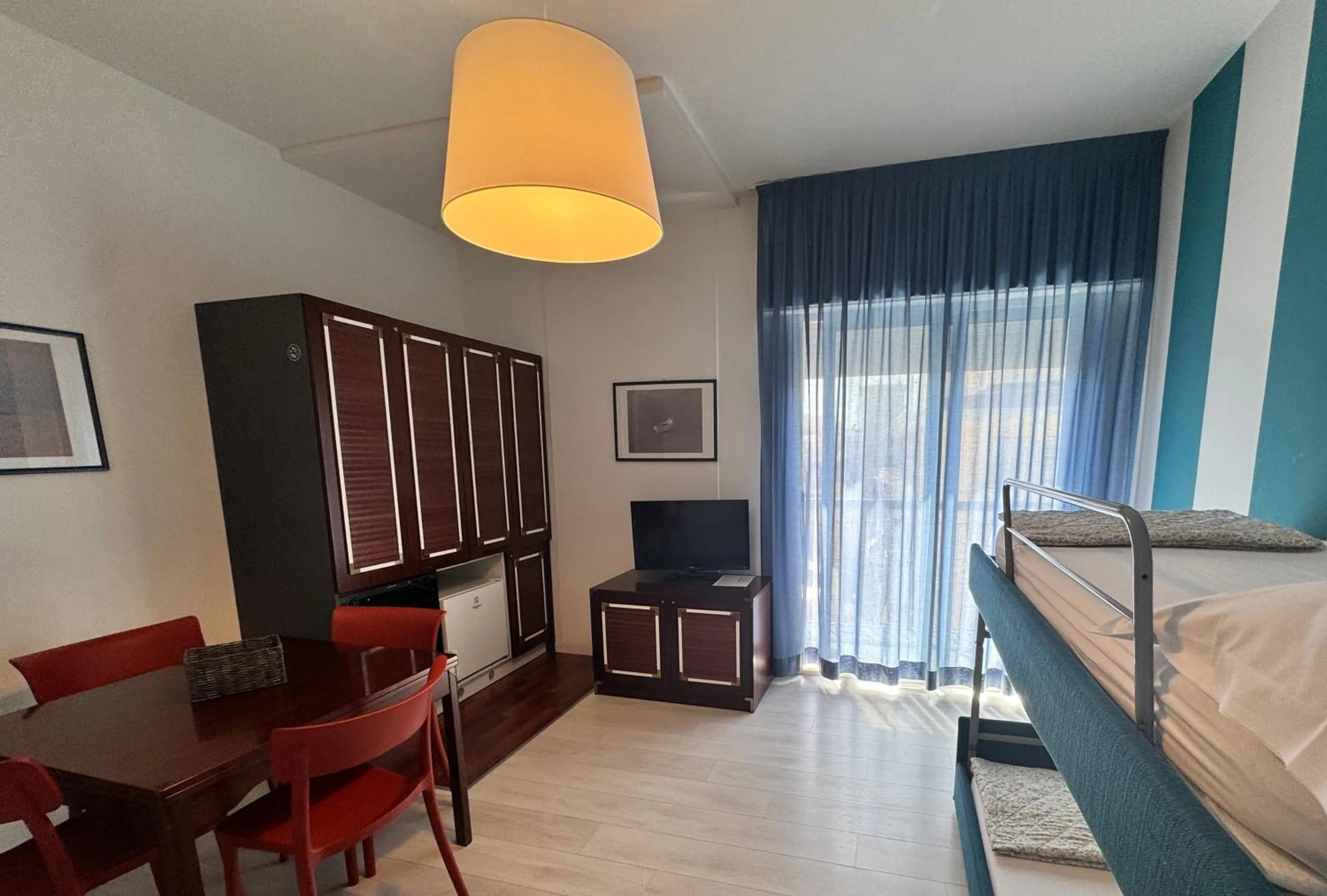 Kitchen or kitchenette, Bed in Regina Urban Beach Hotel