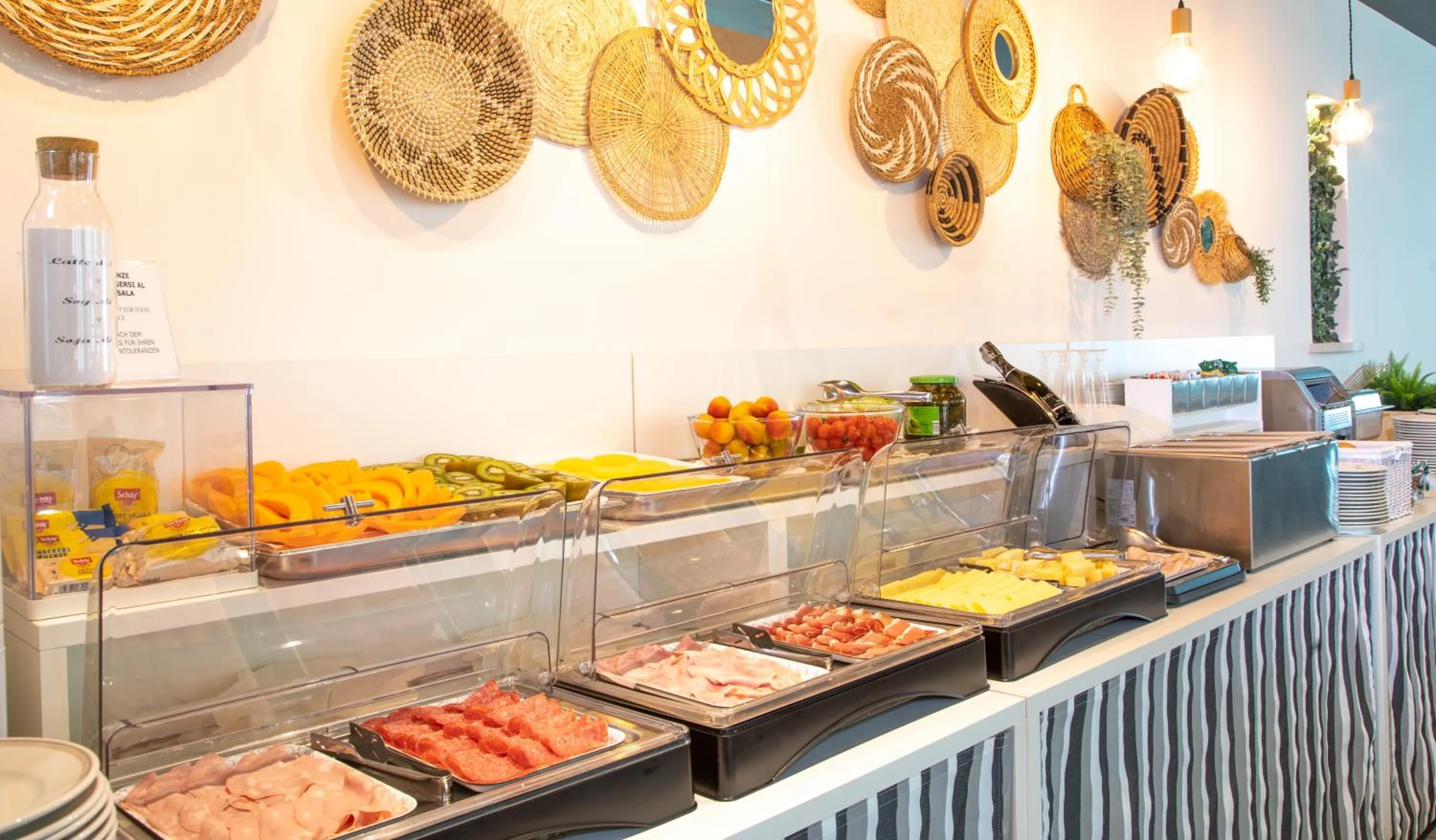 Restaurant/places to eat in Regina Urban Beach Hotel