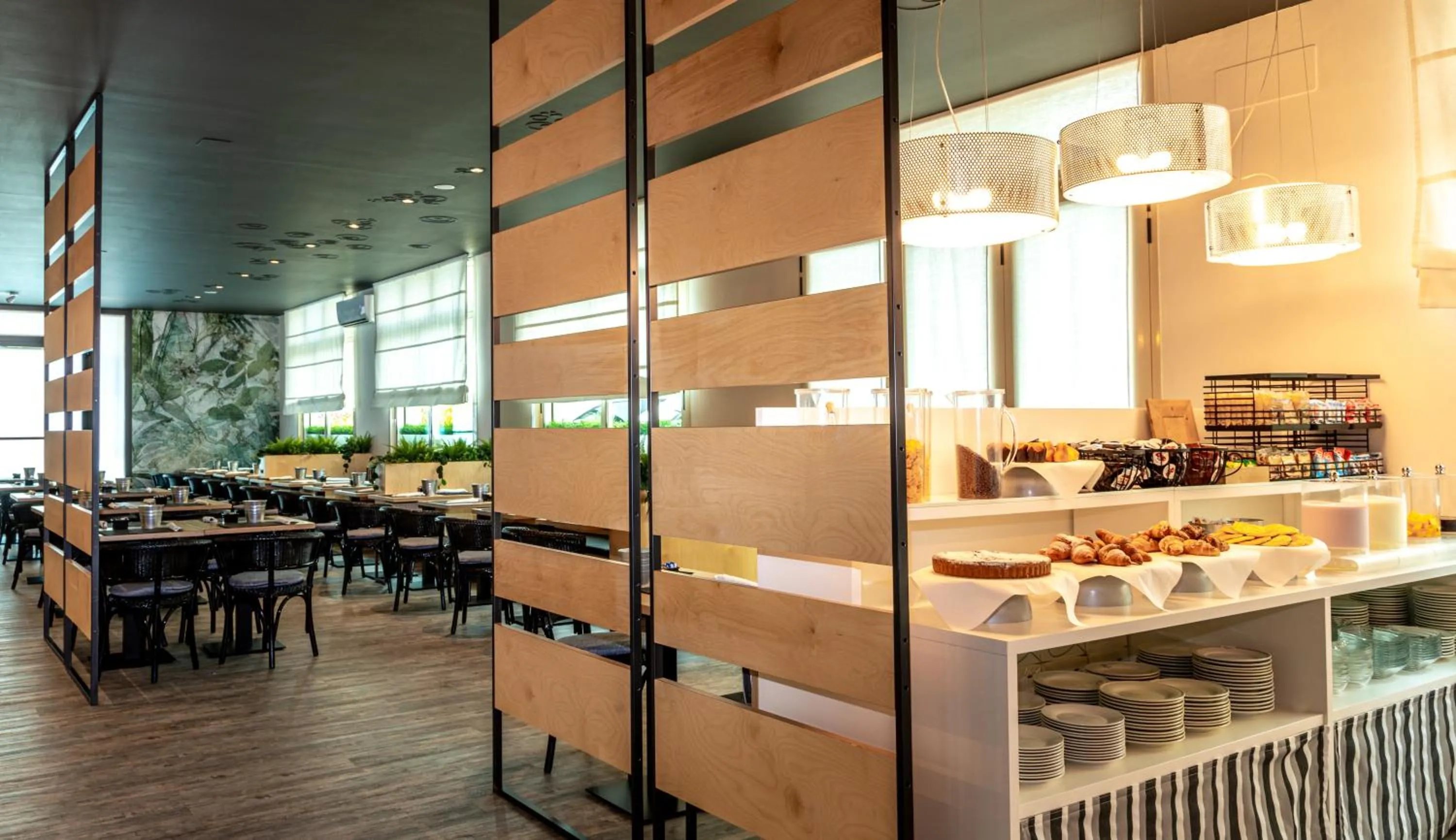 Restaurant/places to eat in Regina Urban Beach Hotel