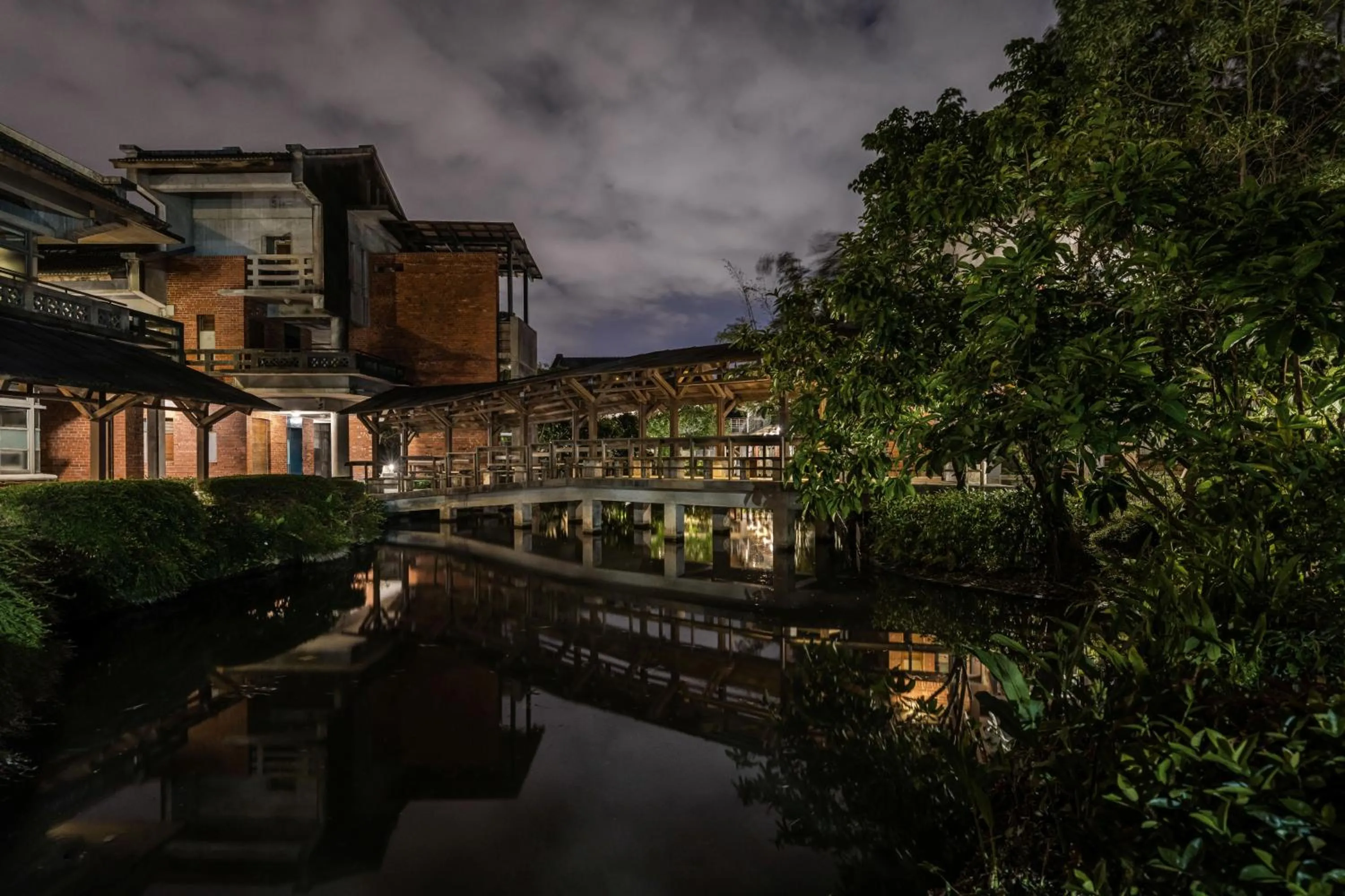 Night in The Moment Hotel Yilan by Lakeshore