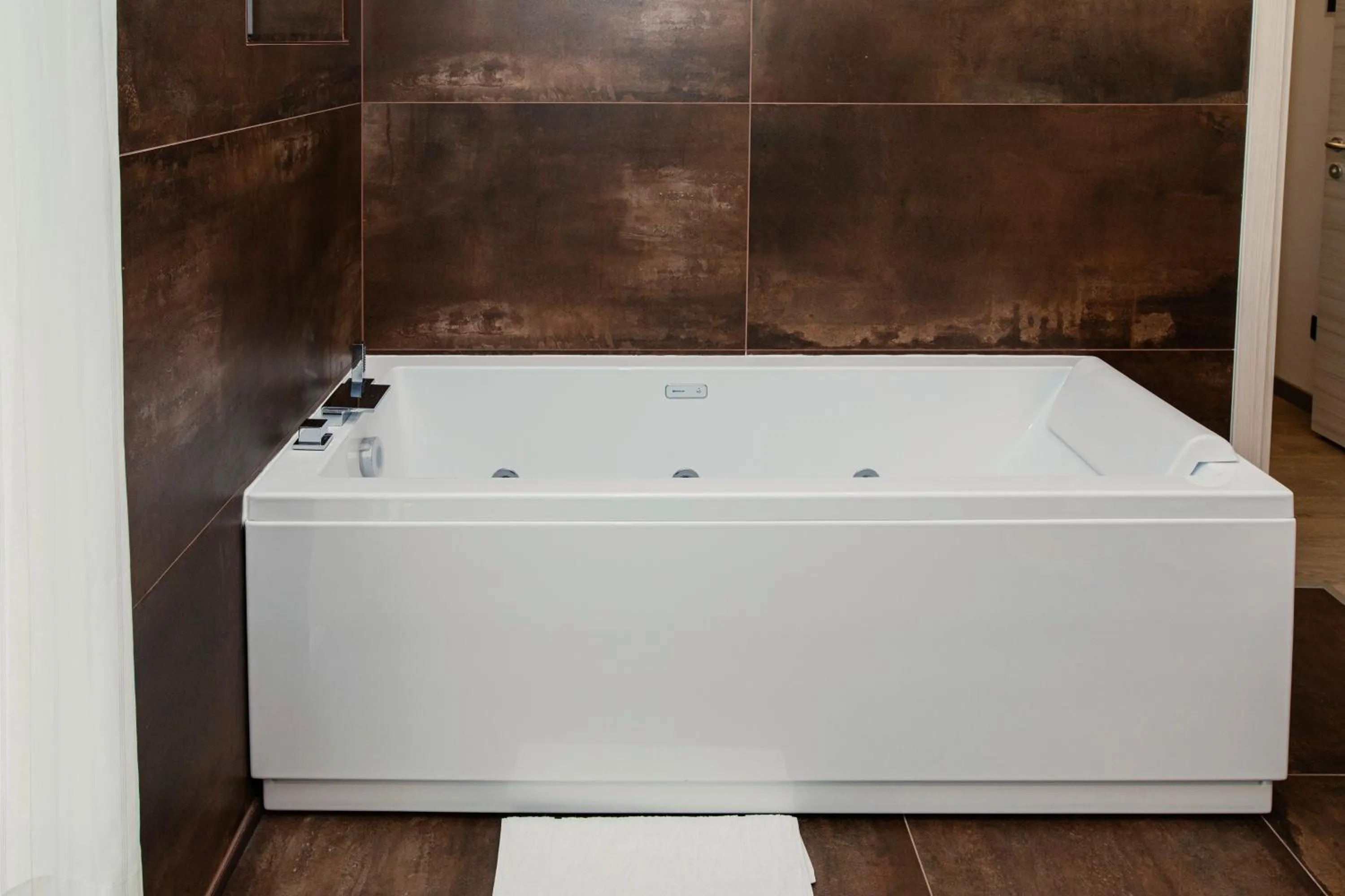 Hot Tub in Hotel Leonardo Da Vinci Wellness SPA