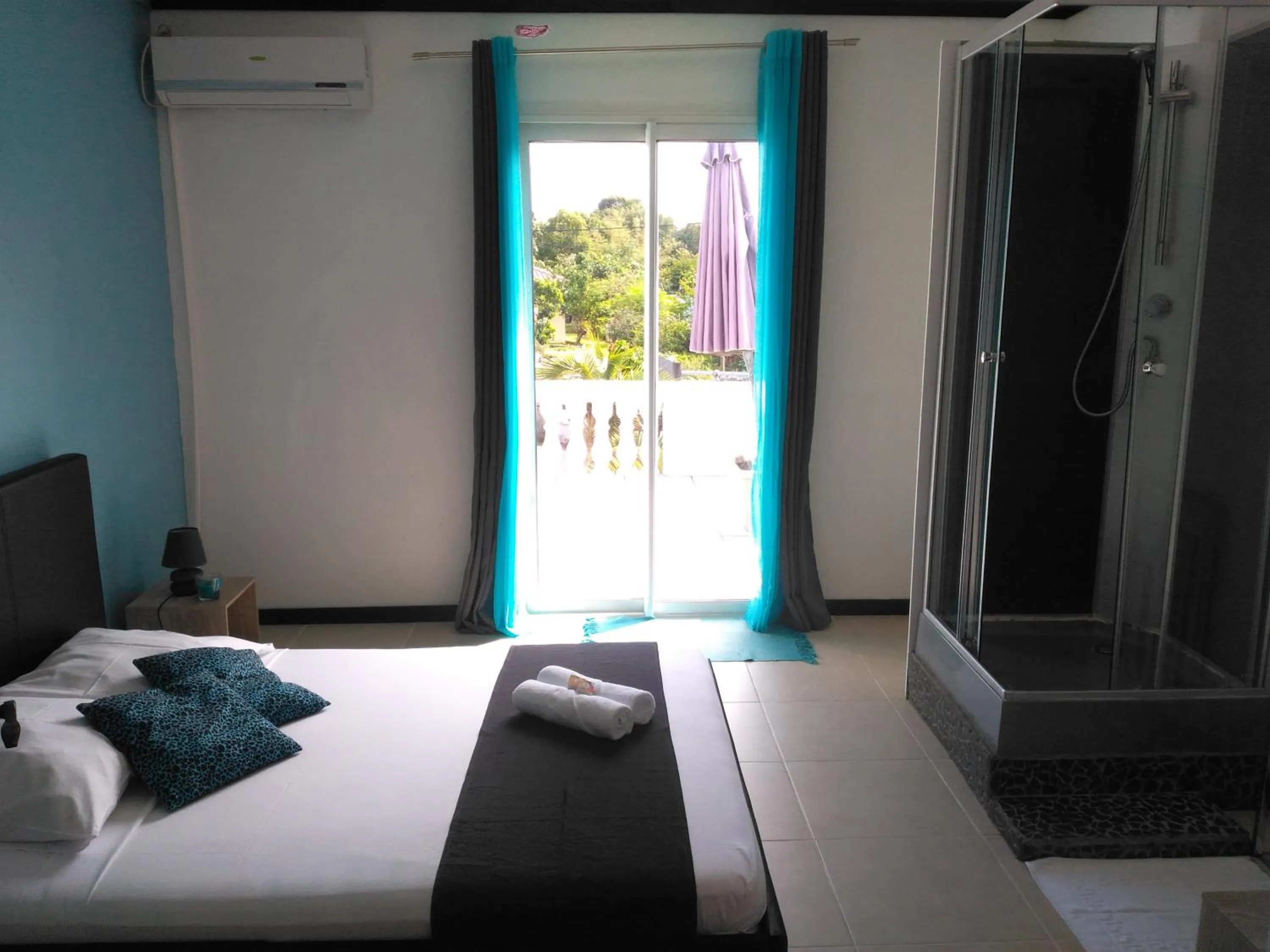 Photo of the whole room in La Villa du Bassin