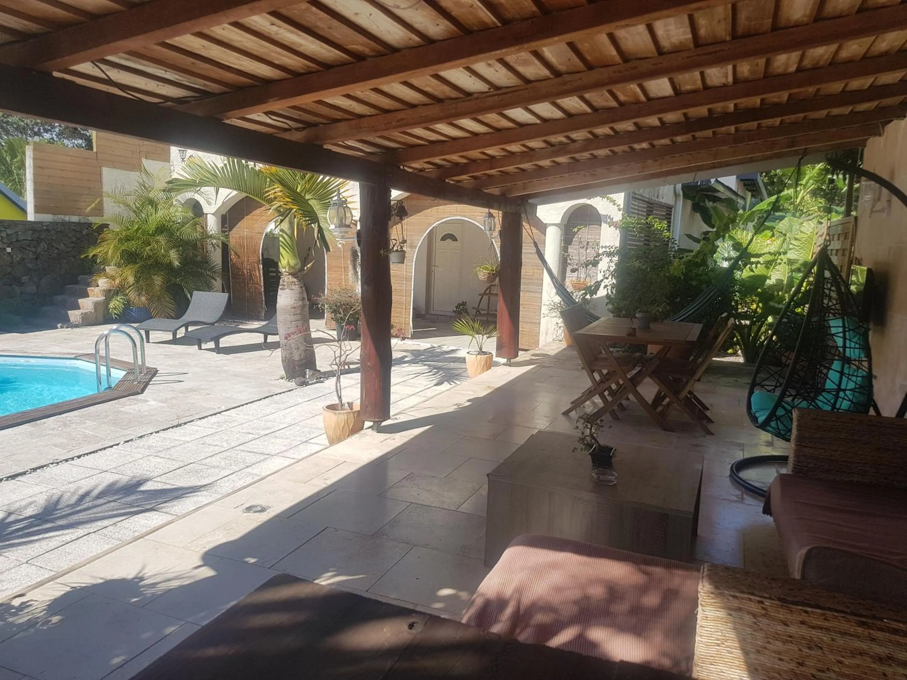 Communal lounge/ TV room, Pool View in La Villa du Bassin