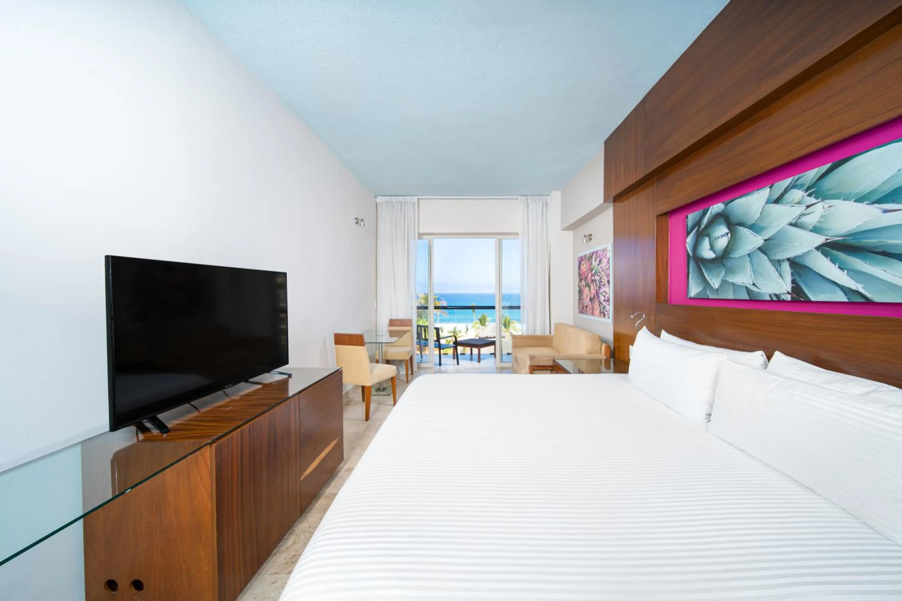 Bed in Krystal Grand Los Cabos - All Inclusive