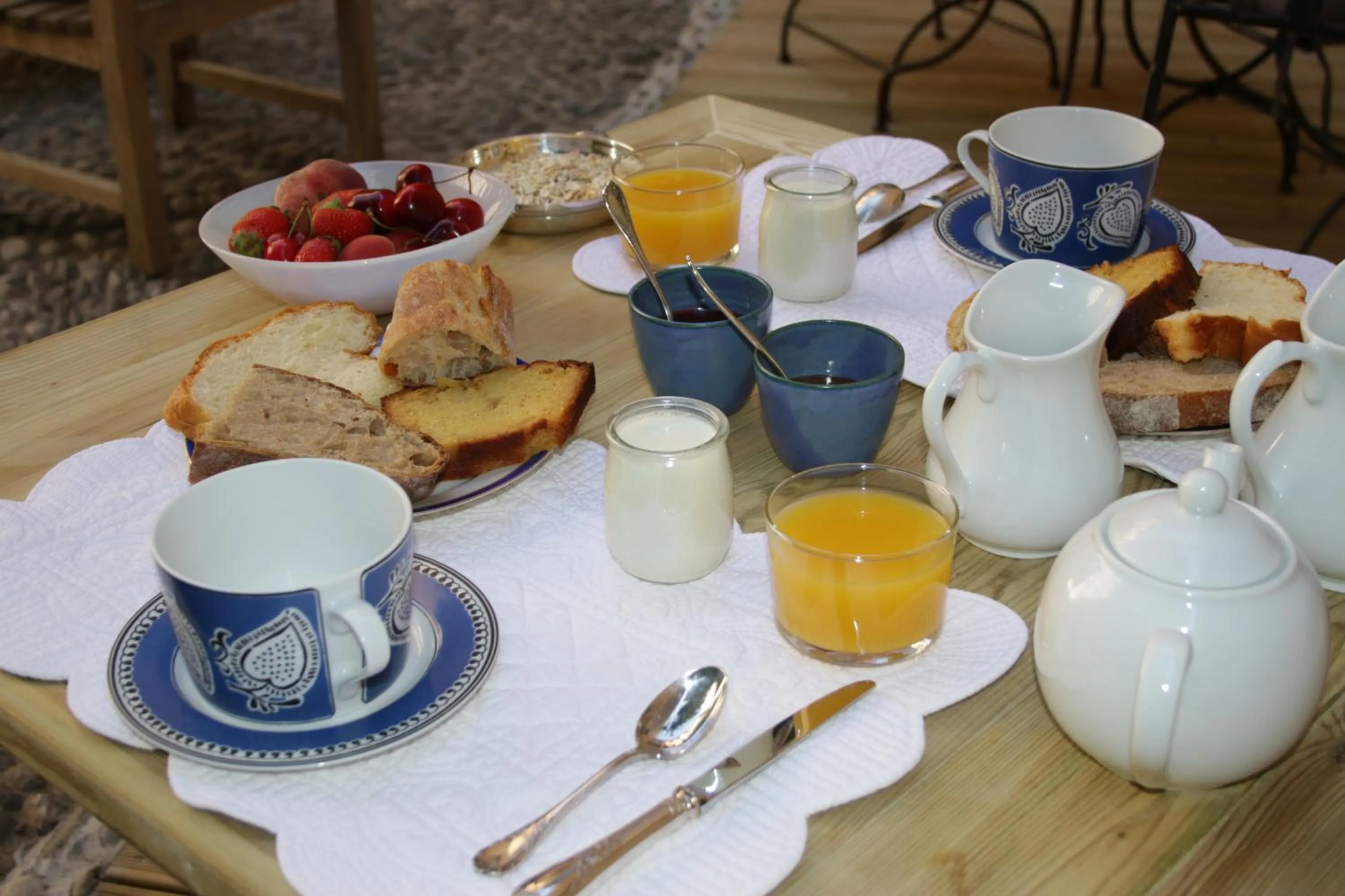 Continental breakfast in B&B Les chambres d'Aimé