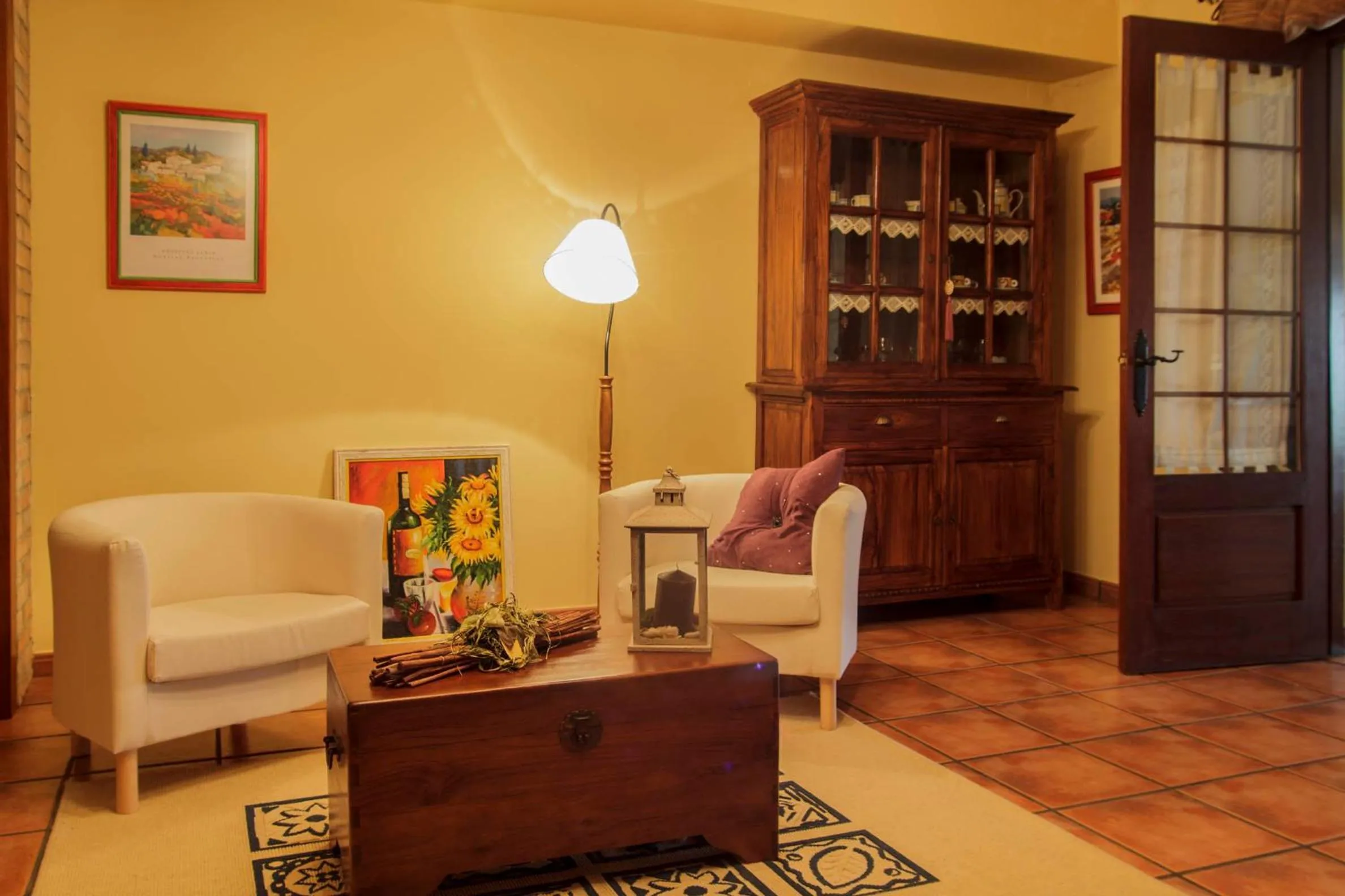 Communal lounge/ TV room in Posada Mediavia