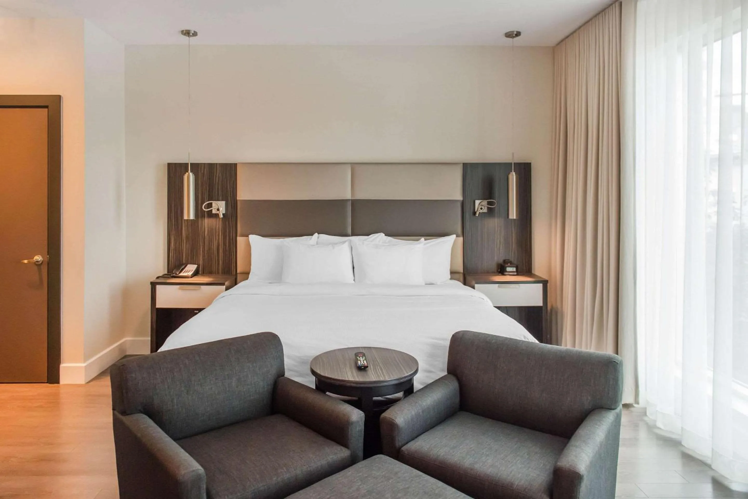 Bedroom, Bed in Les Suites Victoria, an Ascend Collection Hotel