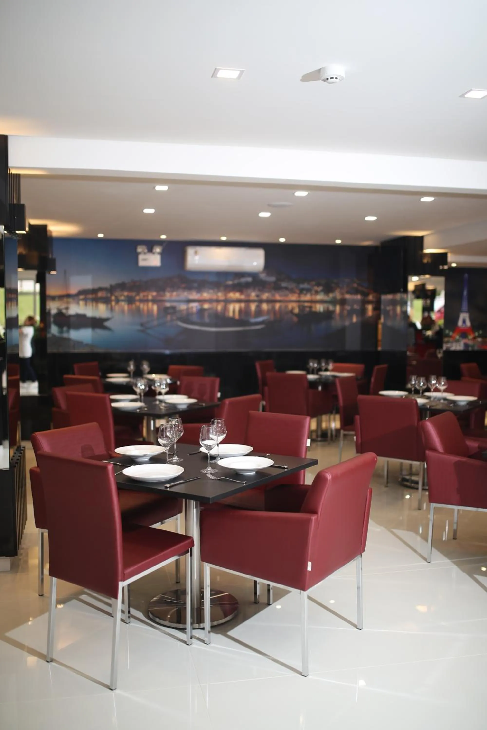 Restaurant/places to eat in Holiday & Business Hotel - Em frente ao Centro de Eventos e Arena Conda