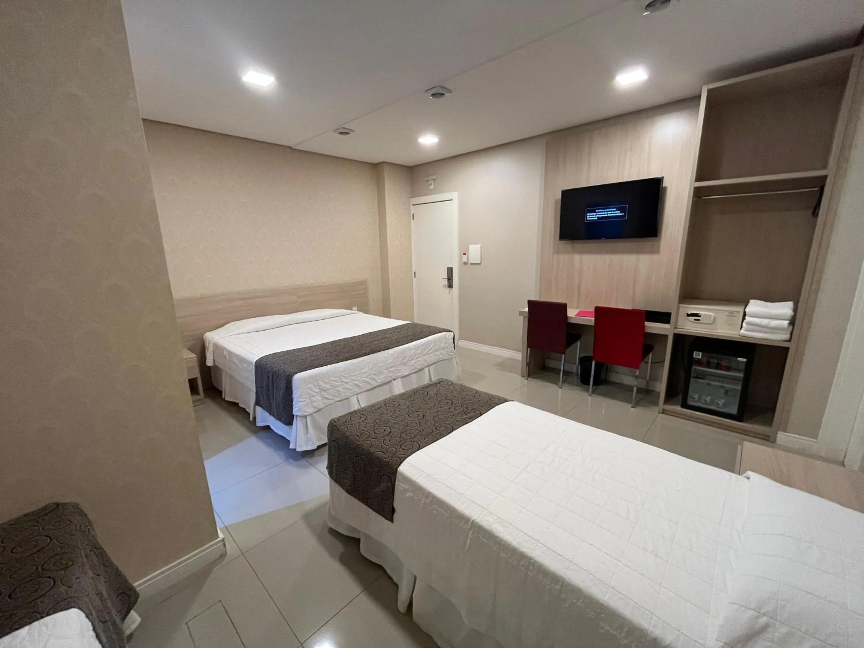 Bedroom, Bed in Holiday & Business Hotel - Em frente ao Centro de Eventos e Arena Conda