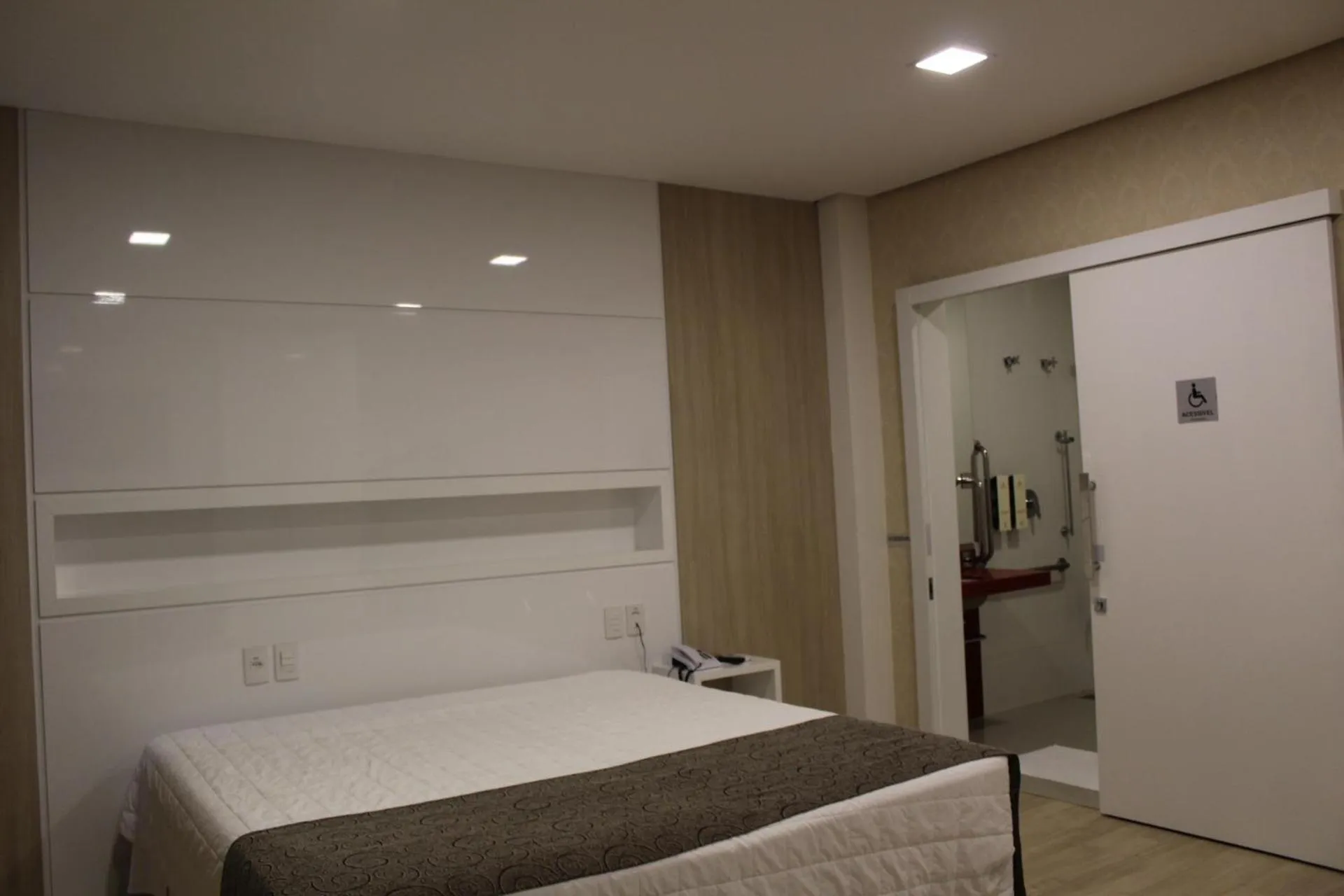 Bedroom, Bed in Holiday & Business Hotel - Em frente ao Centro de Eventos e Arena Conda