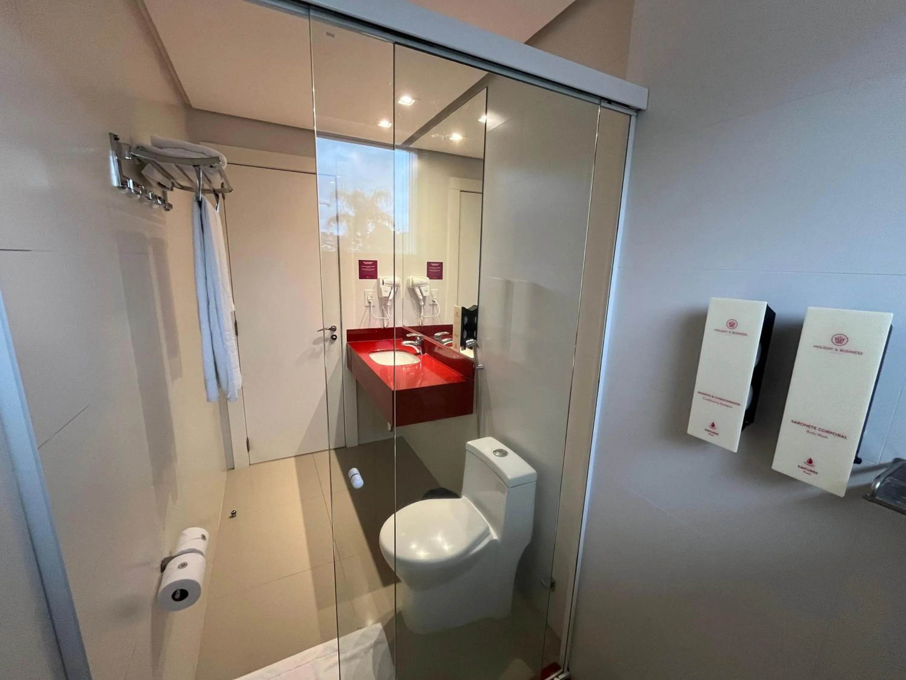 Shower in Holiday & Business Hotel - Em frente ao Centro de Eventos e Arena Conda