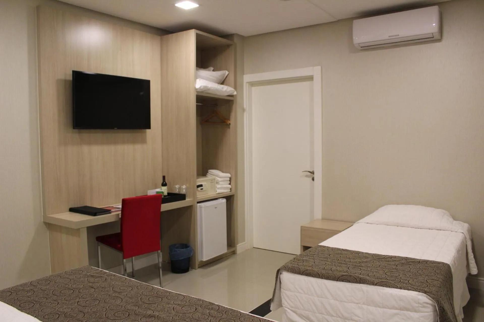 Bedroom, Bed in Holiday & Business Hotel - Em frente ao Centro de Eventos e Arena Conda