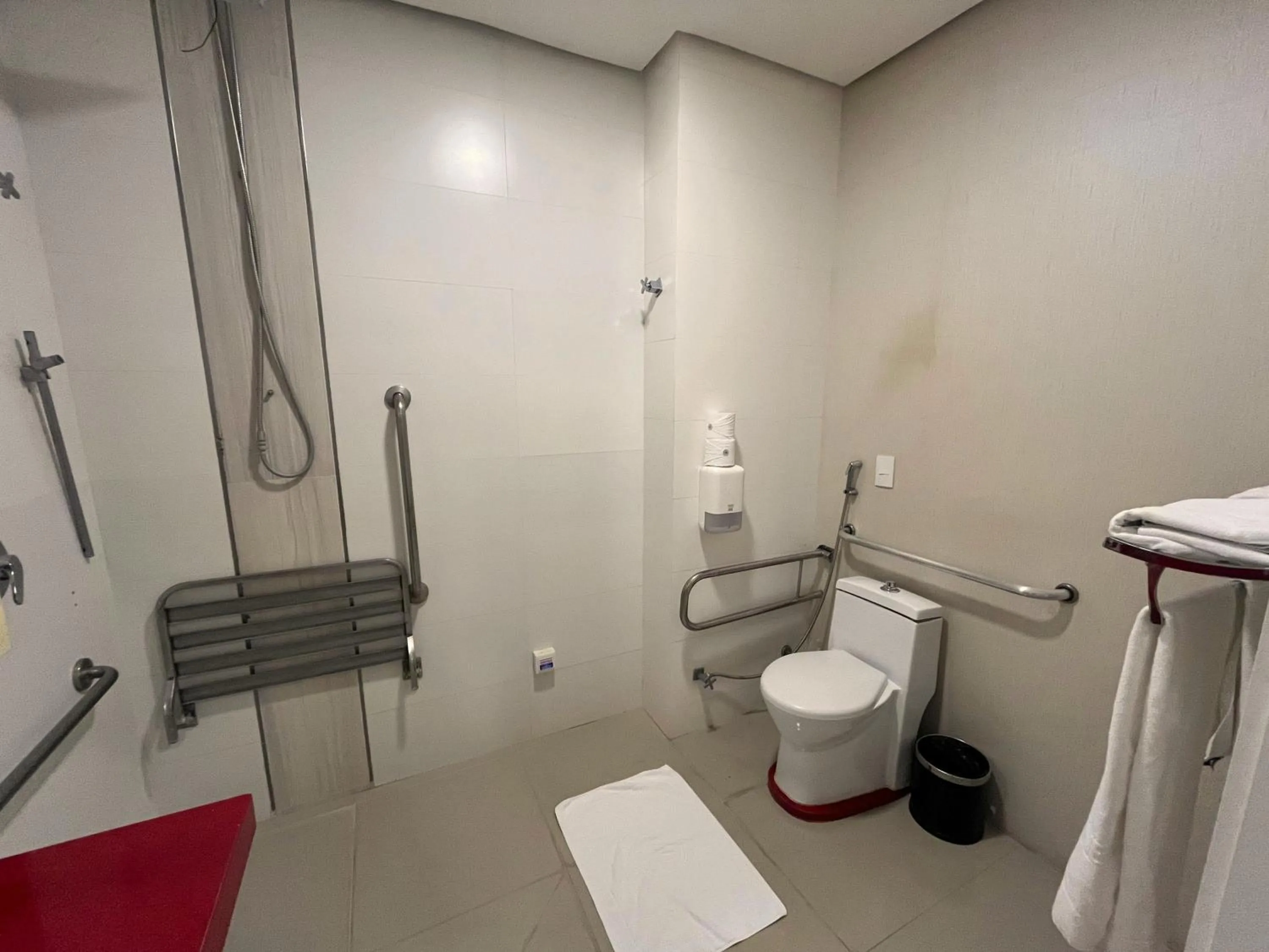 Bathroom in Holiday & Business Hotel - Em frente ao Centro de Eventos e Arena Conda