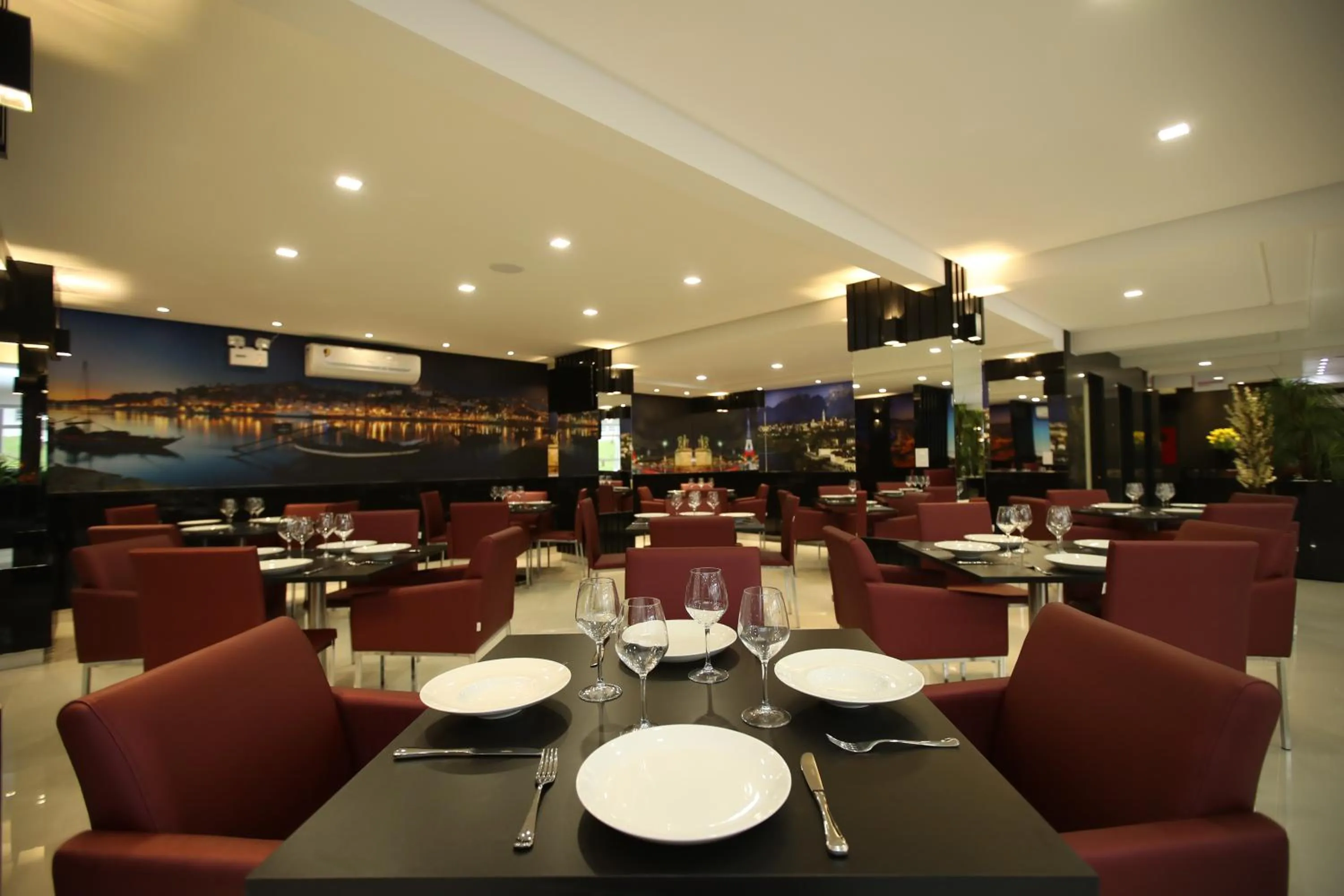 Restaurant/places to eat in Holiday & Business Hotel - Em frente ao Centro de Eventos e Arena Conda