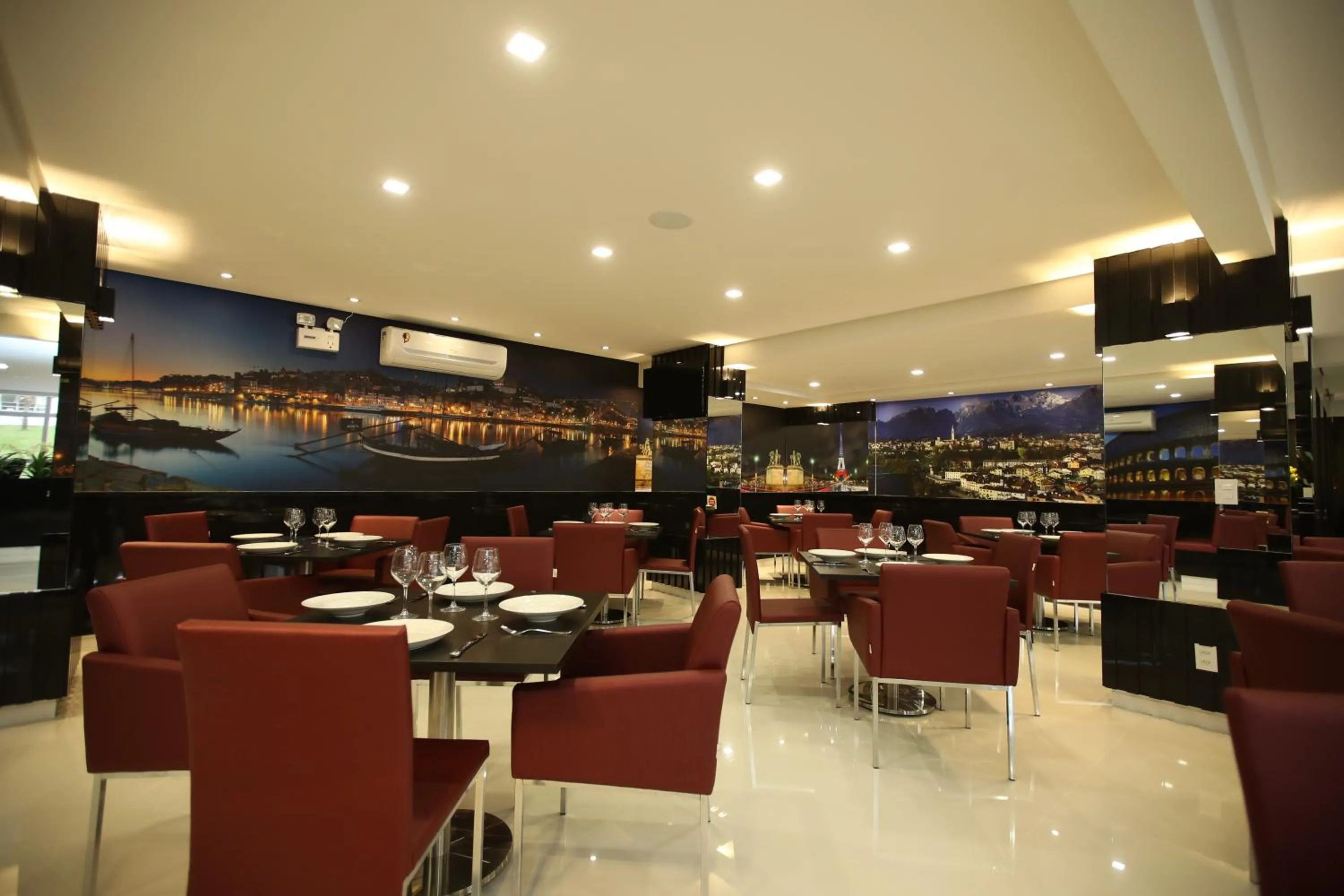 Restaurant/places to eat in Holiday & Business Hotel - Em frente ao Centro de Eventos e Arena Conda