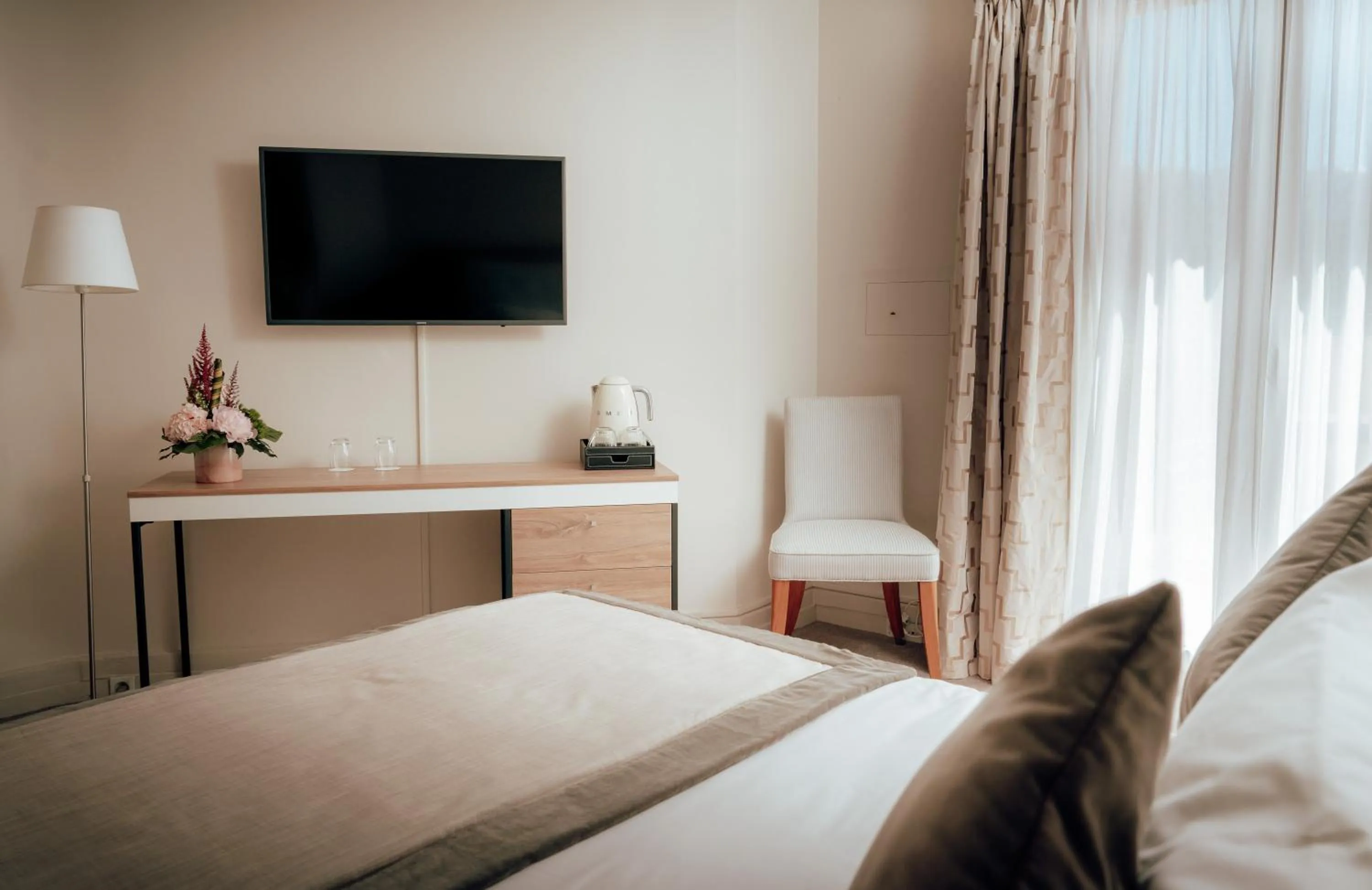 Bedroom, Bed in Ermitage de l'Oasis & Spa - Cannes Mandelieu