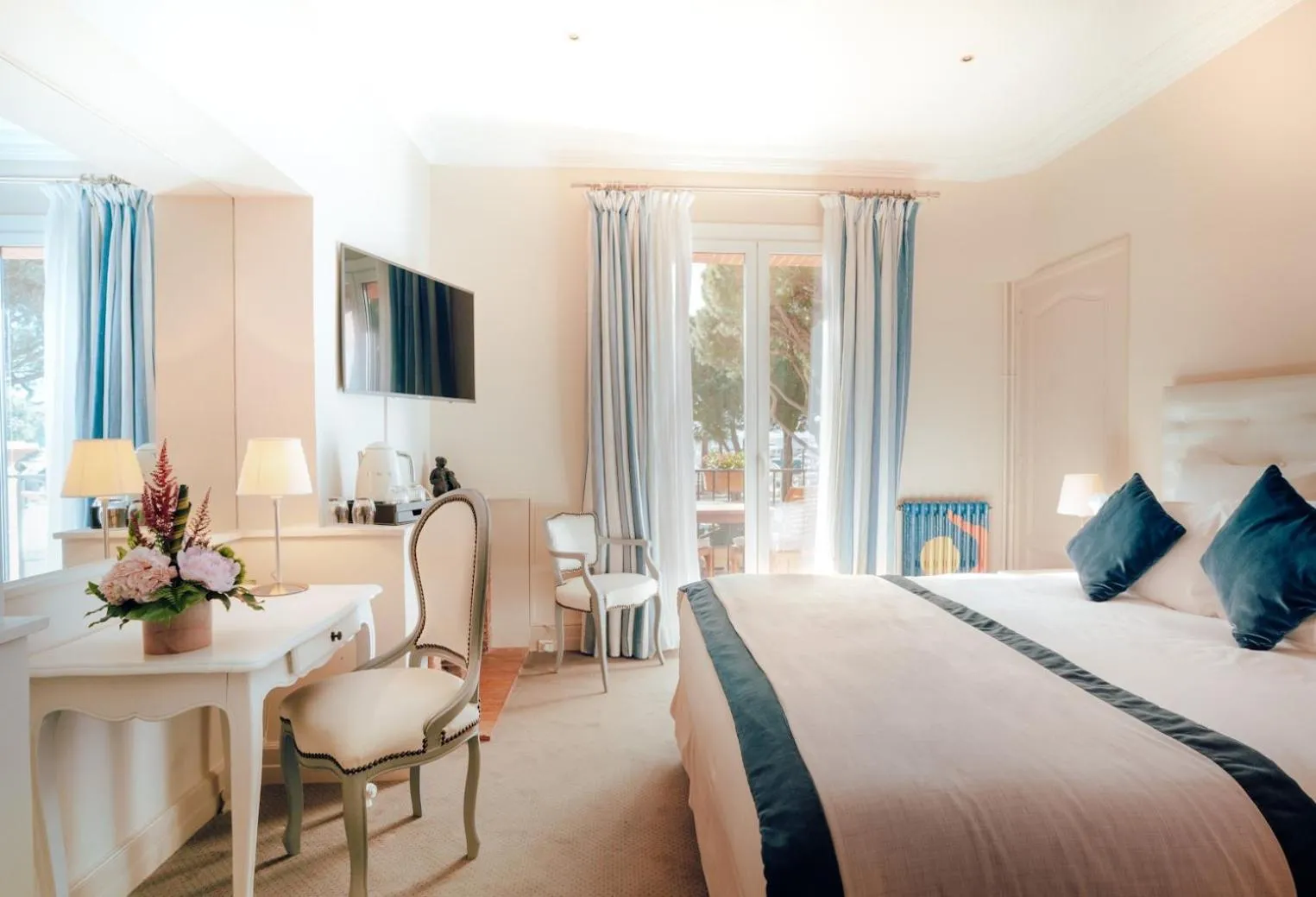 Balcony/Terrace, Bed in Ermitage de l'Oasis & Spa - Cannes Mandelieu