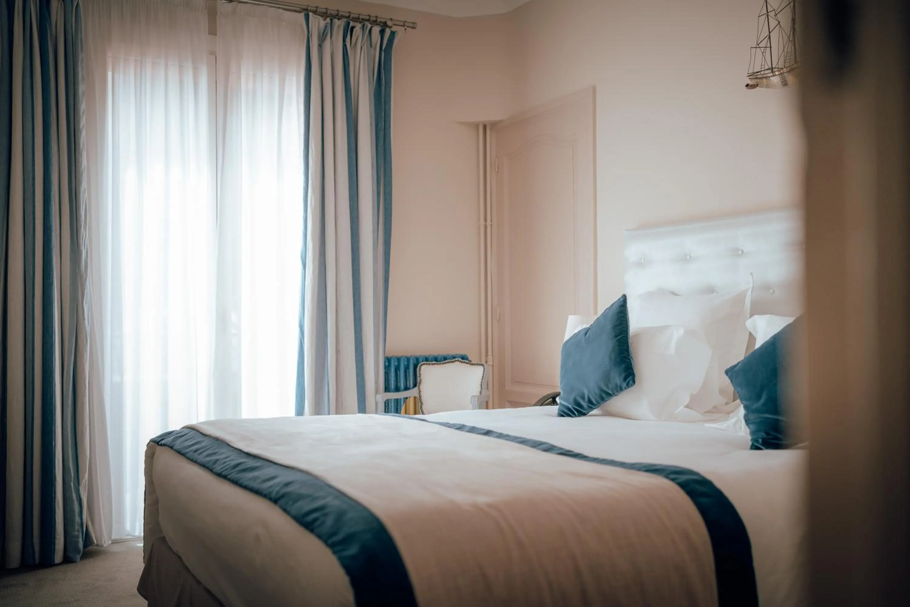 Bedroom, Bed in Ermitage de l'Oasis & Spa - Cannes Mandelieu