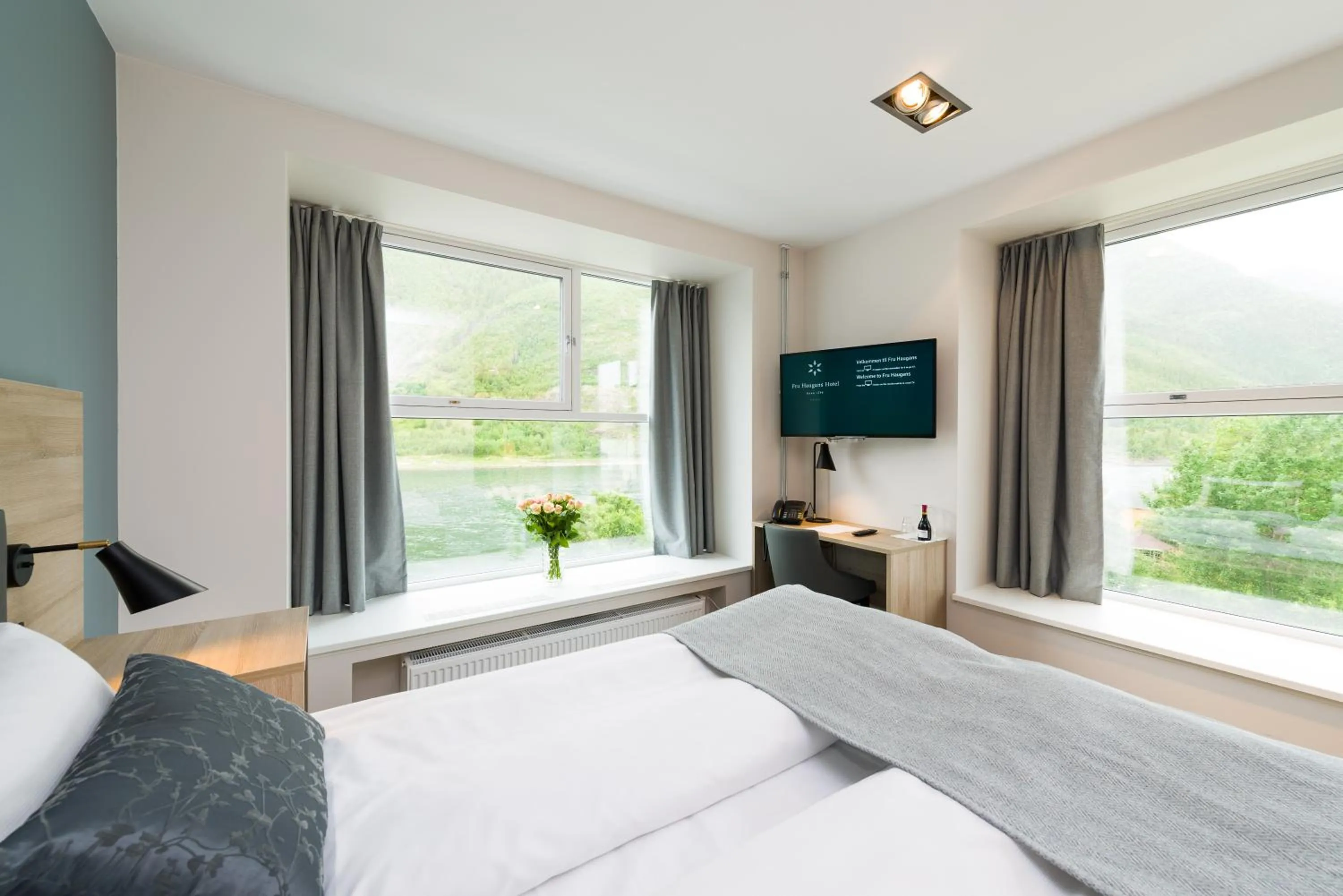 Day, Bed in Fru Haugans Hotel