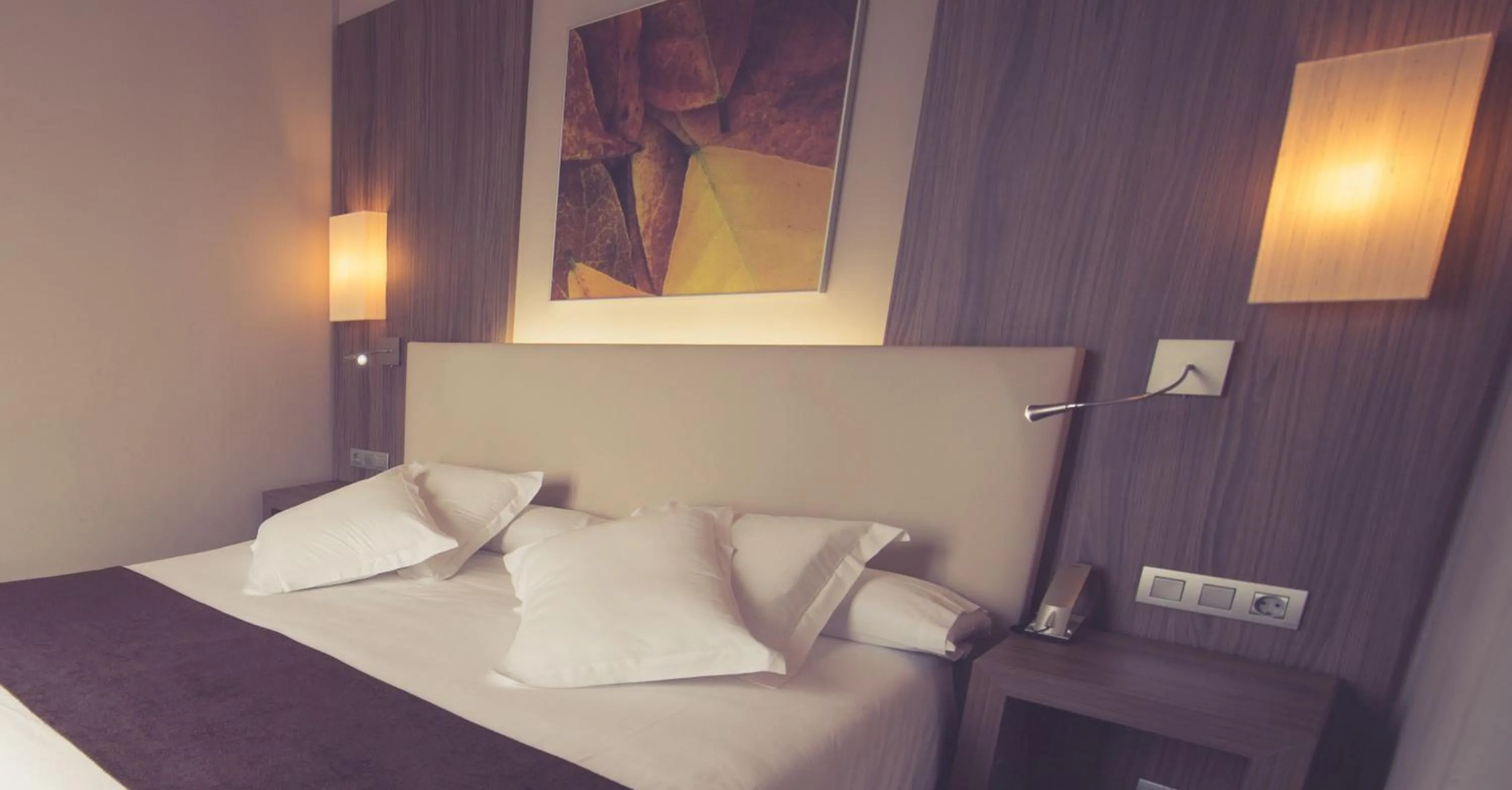 Property building, Bed in Hotel Aroi Ponferrada