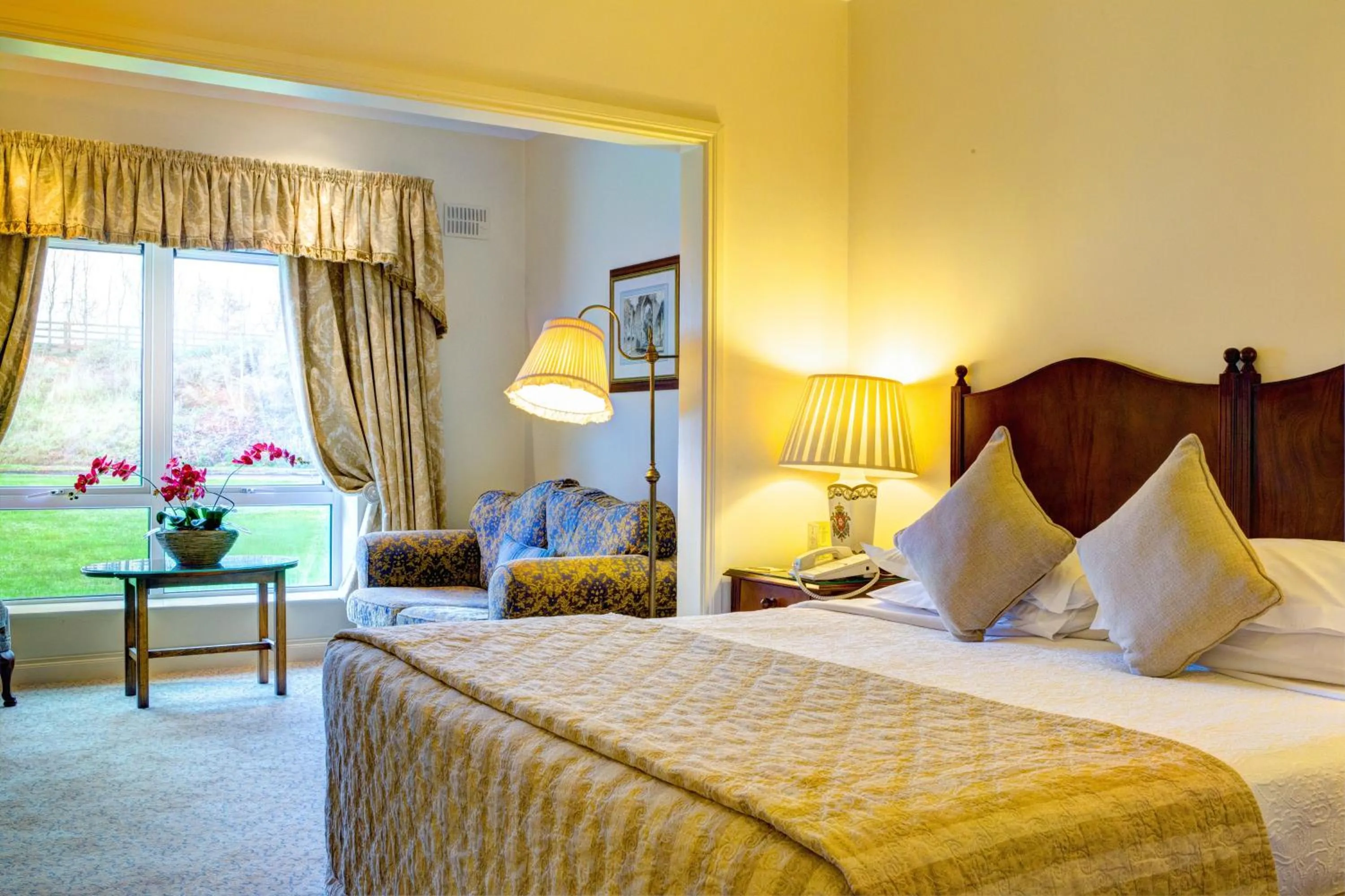 Bedroom, Bed in The Keadeen Hotel