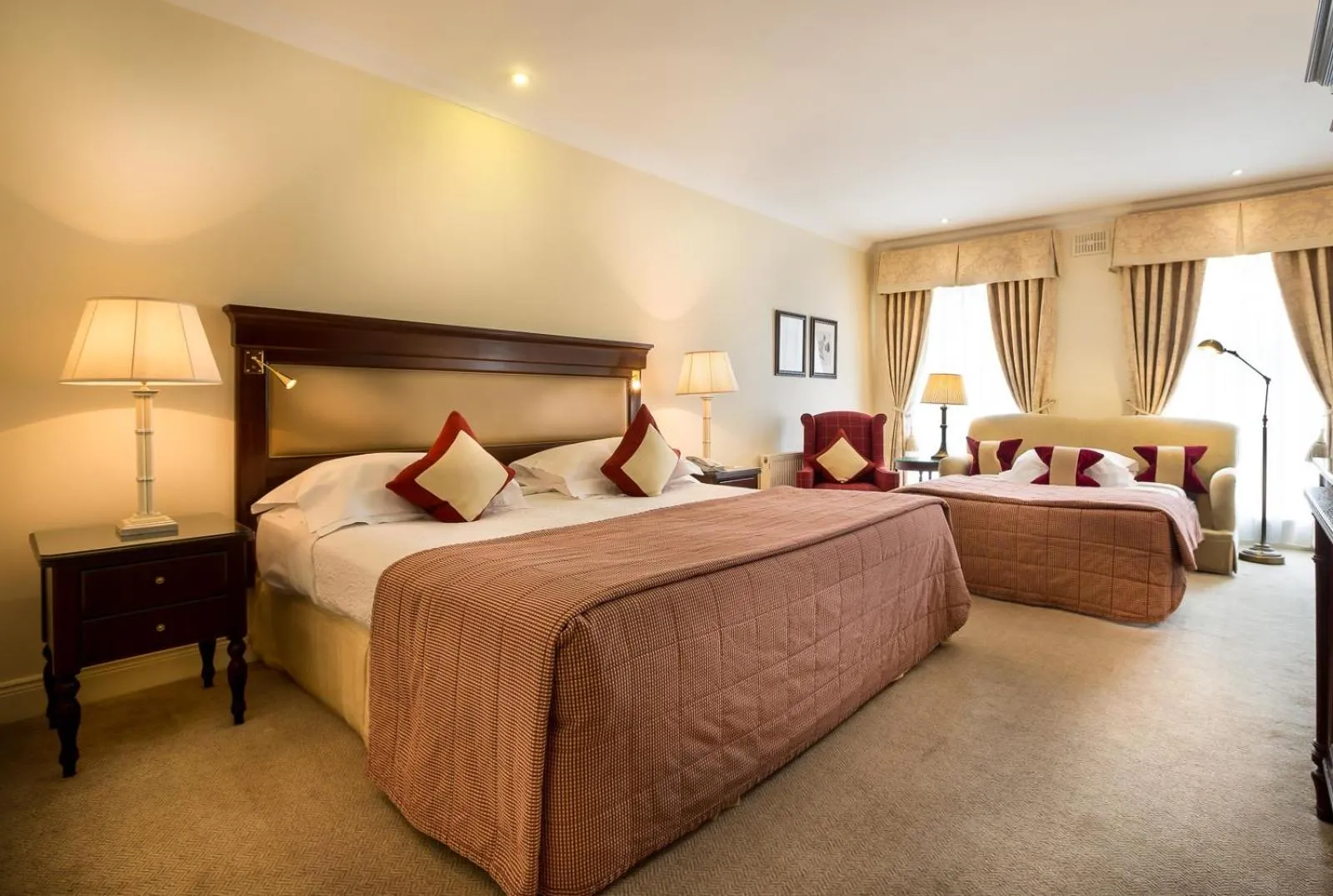 Property building, Bed in The Keadeen Hotel