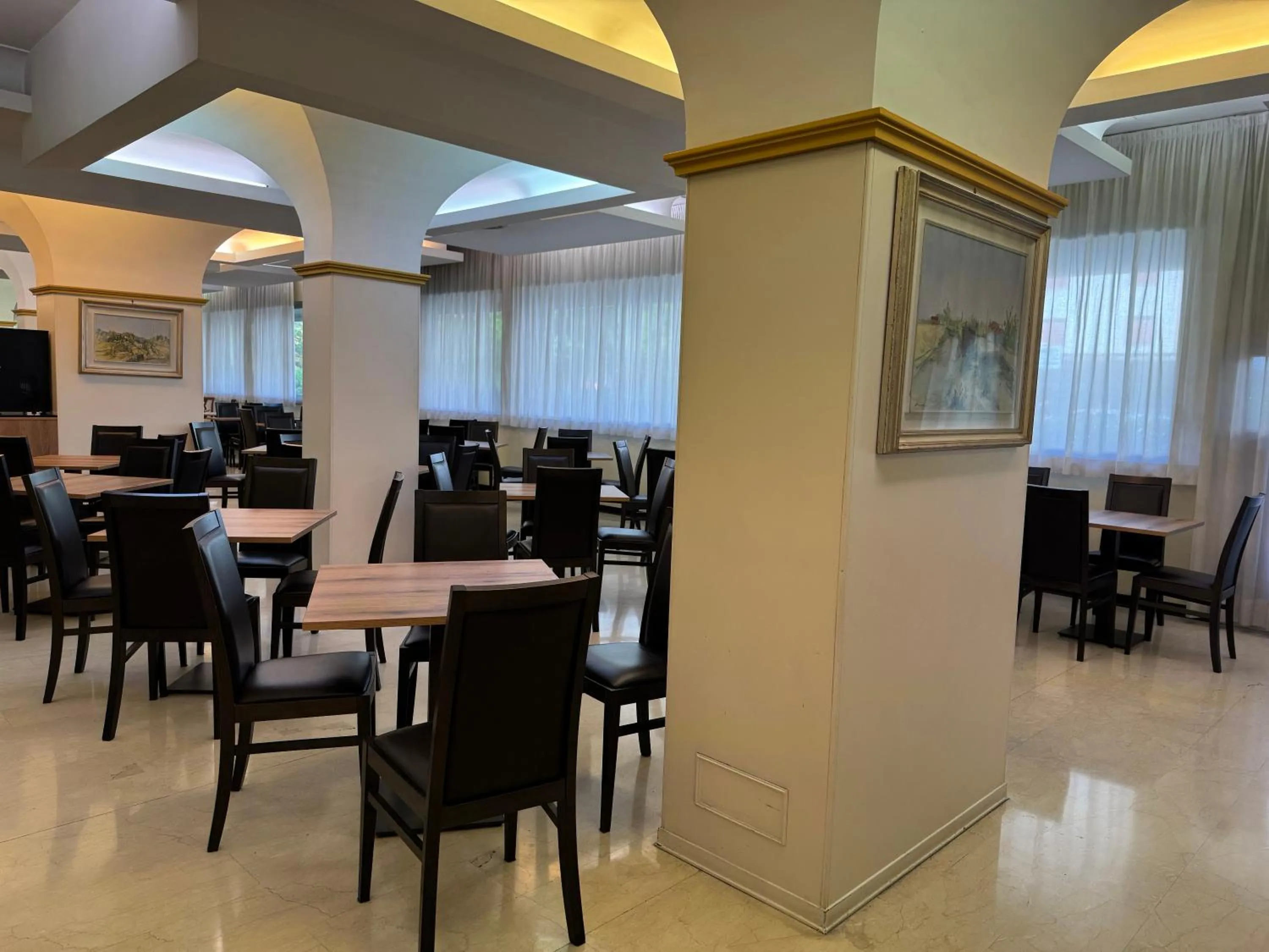 Restaurant/places to eat in Hotel Albatros