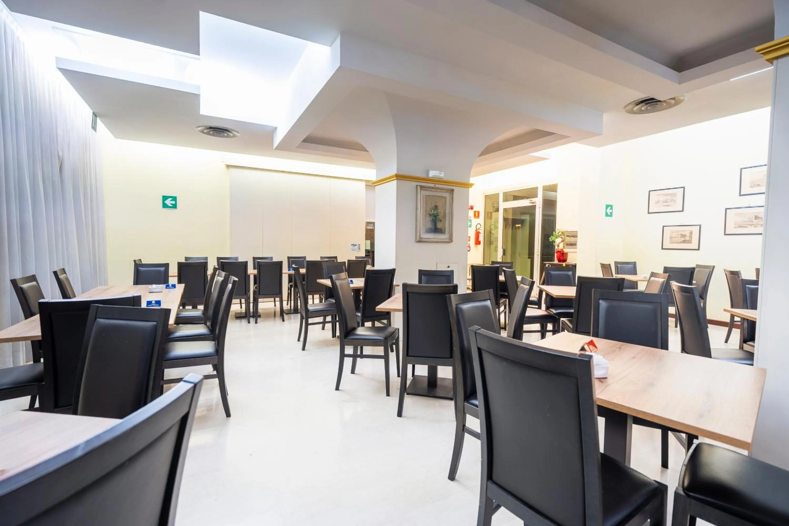 Restaurant/places to eat in Hotel Albatros