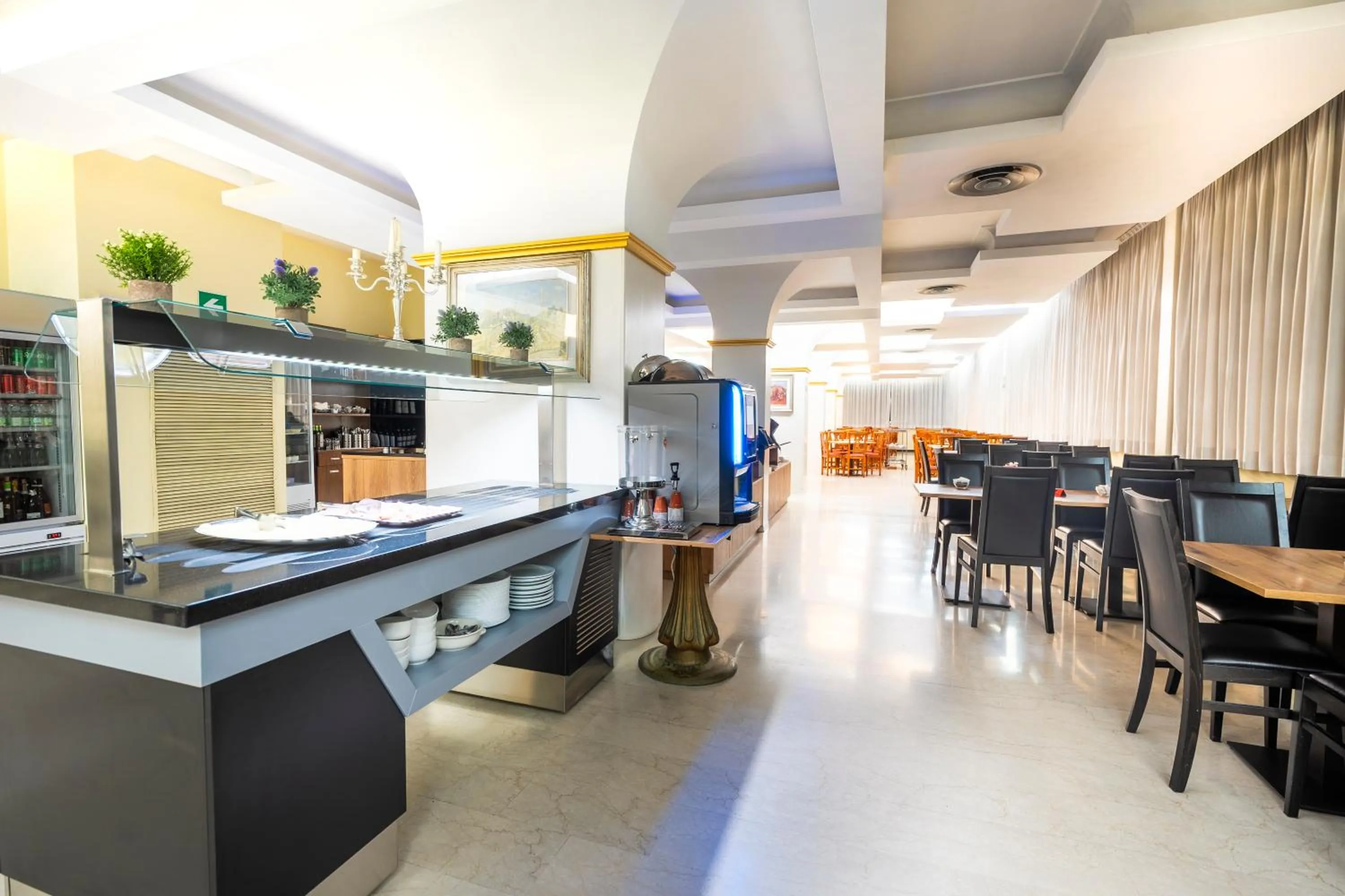 Restaurant/places to eat in Hotel Albatros