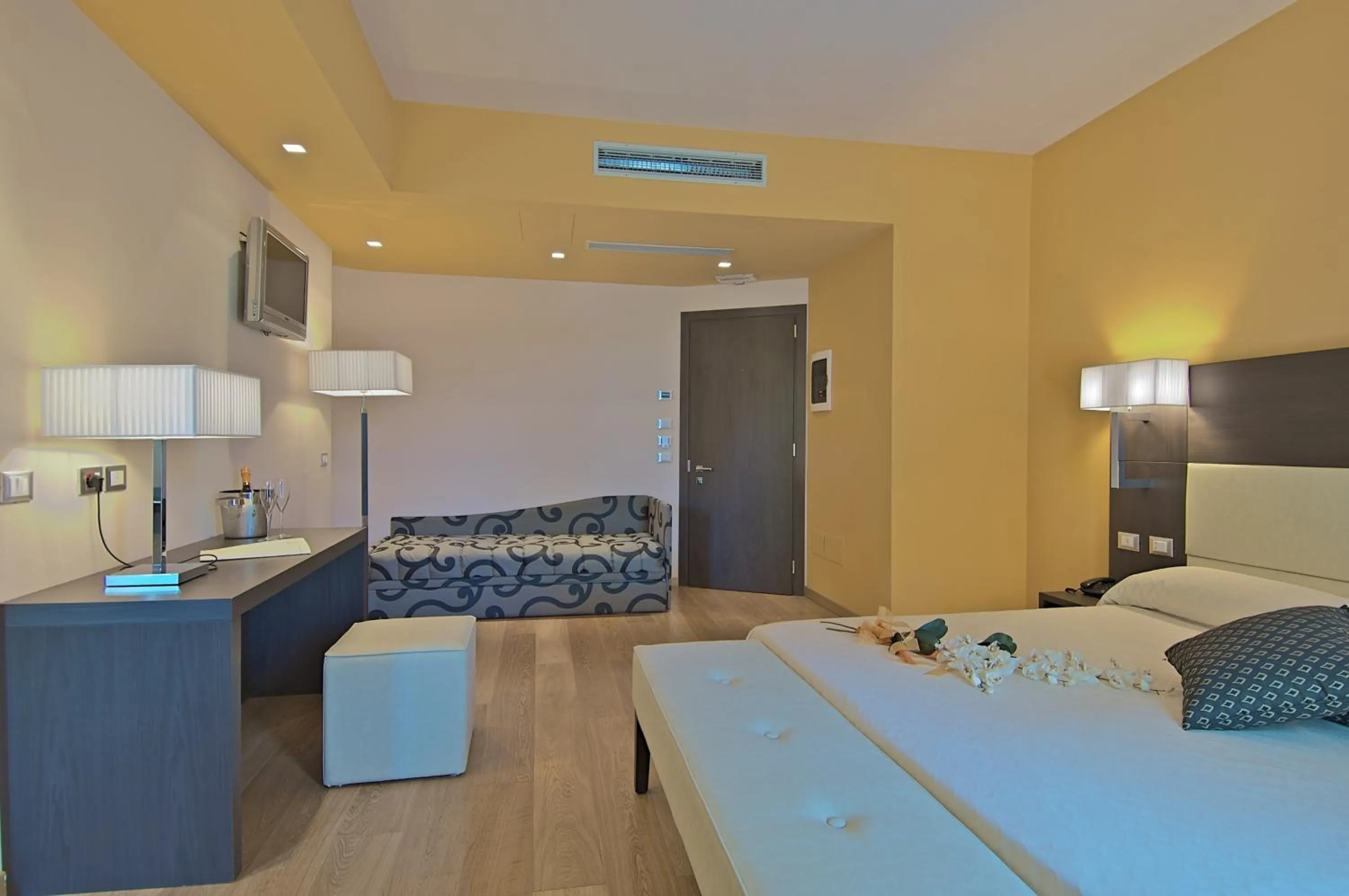 Photo of the whole room, Bed in Zen Hotel Versilia