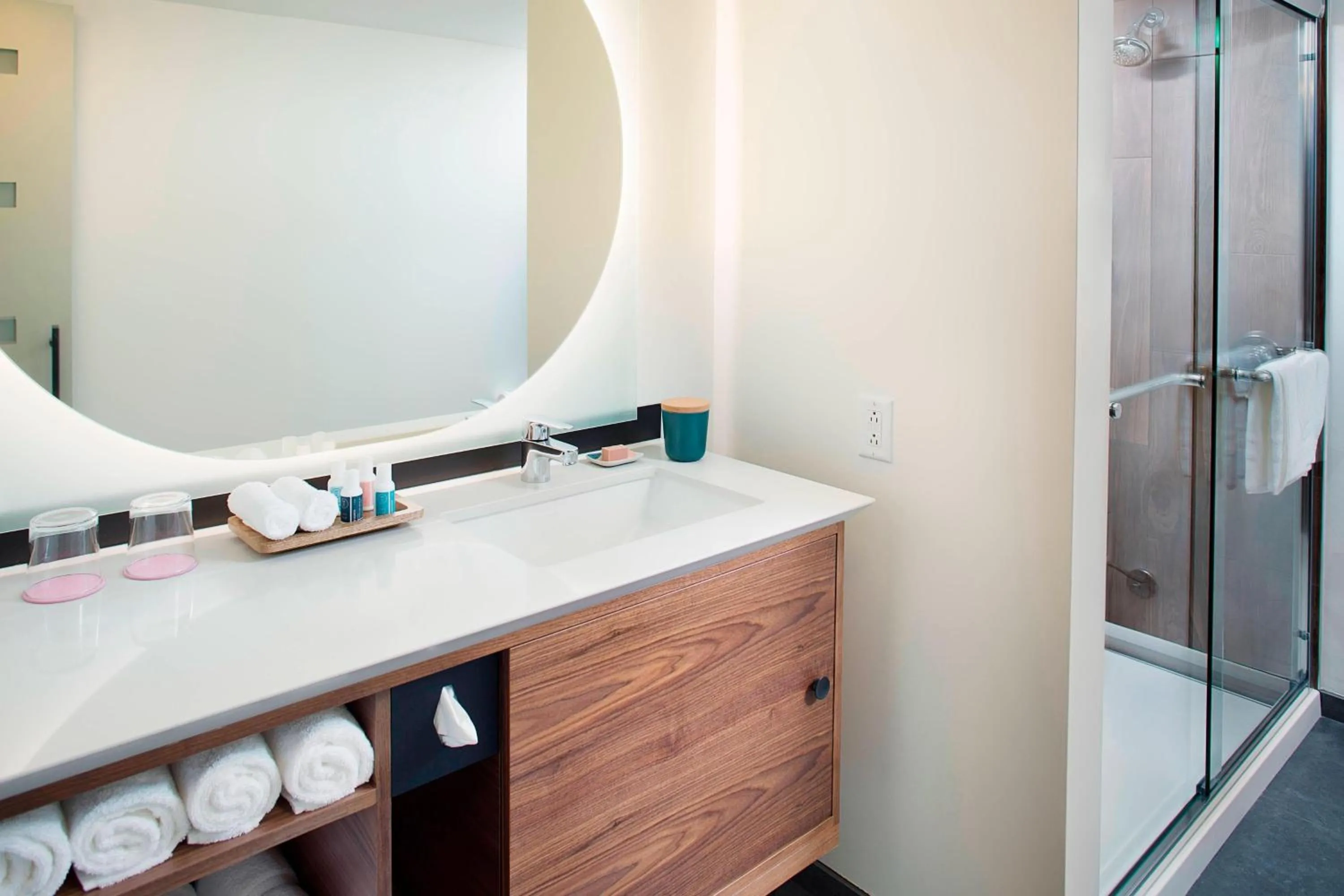 Bathroom in The Laylow Waikiki, Autograph Collection